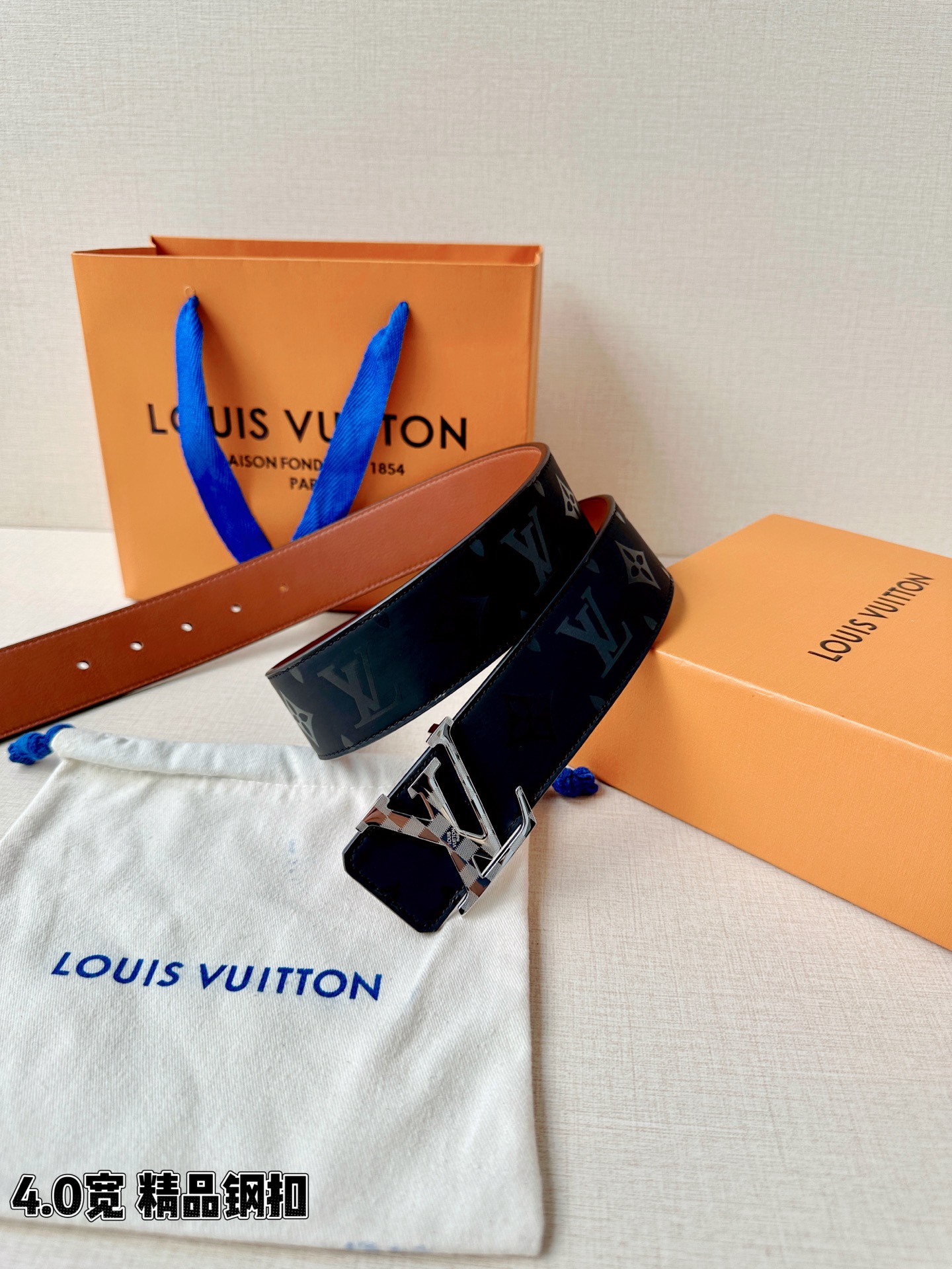 一面是丝印老花暗纹的低调奢华，一面是细腻牛皮的温润质感，标志性字母扣头点亮造型。双面切换，商务休闲随心适