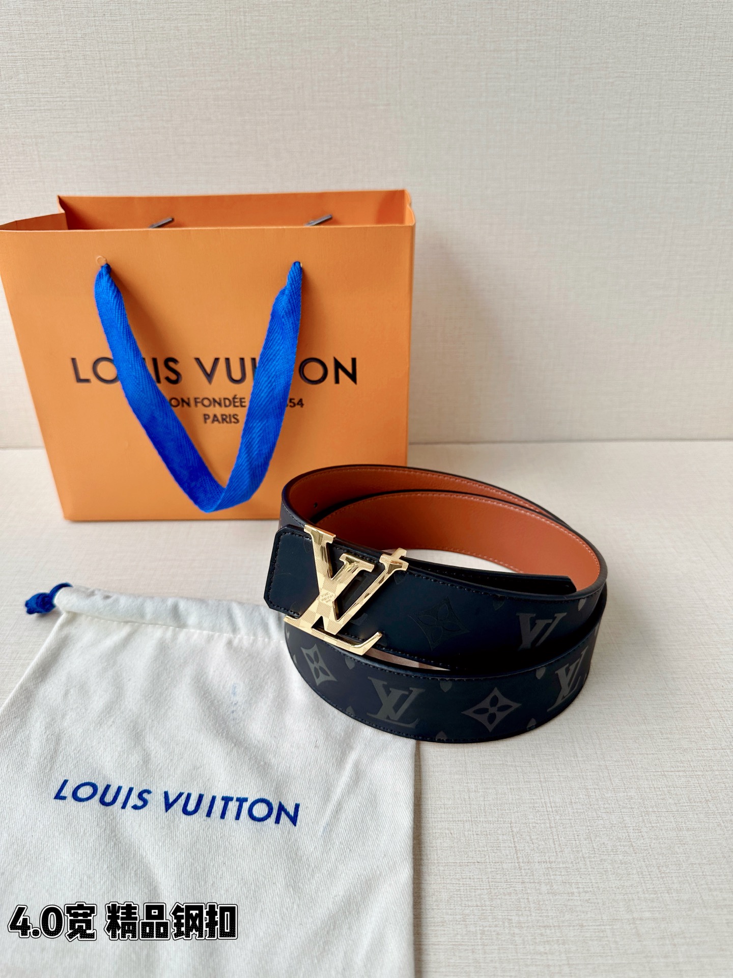 一面是丝印老花暗纹的低调奢华，一面是细腻牛皮的温润质感，标志性字母扣头点亮造型。双面切换，商务休闲随心适