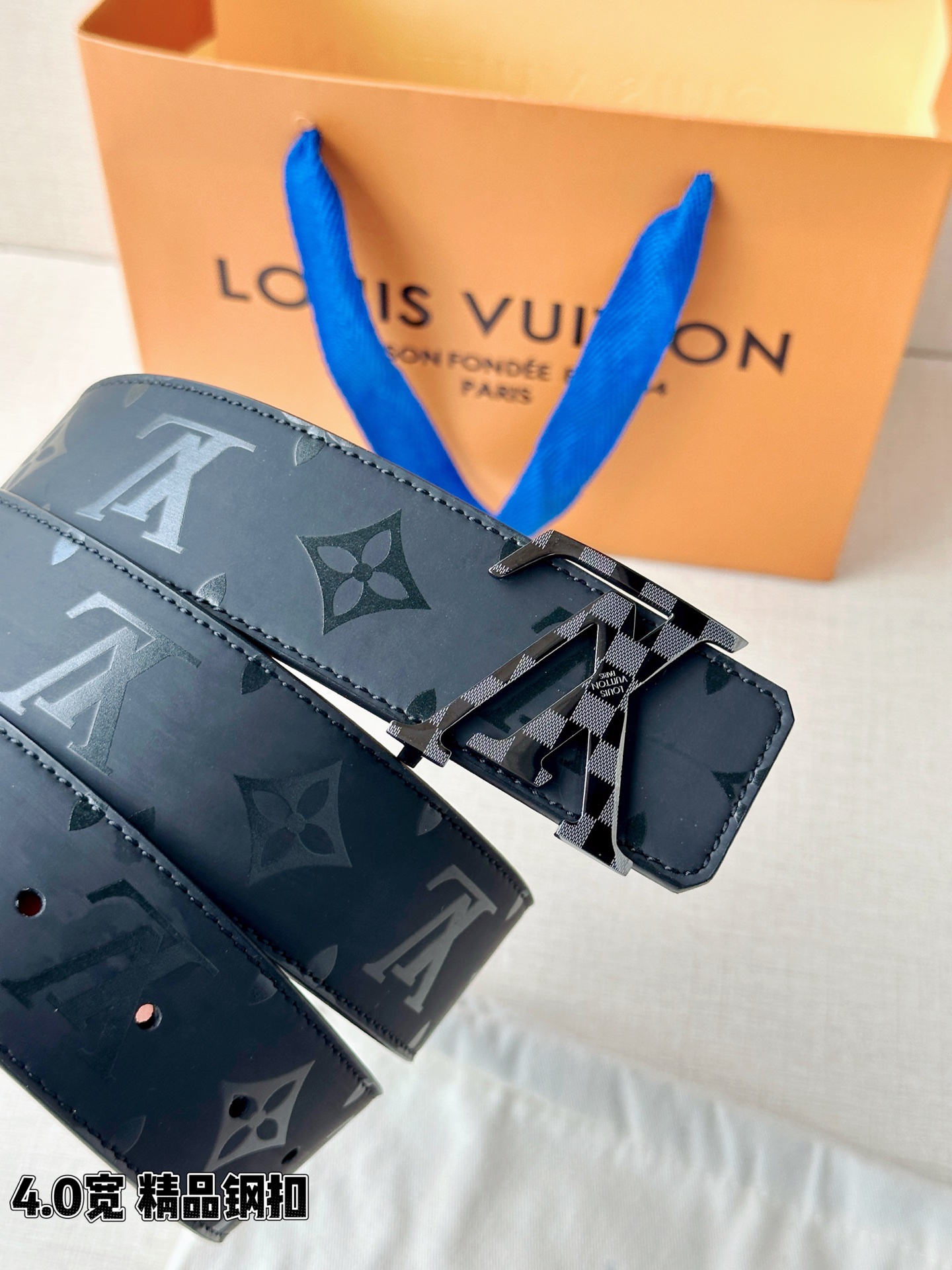 一面是丝印老花暗纹的低调奢华，一面是细腻牛皮的温润质感，标志性字母扣头点亮造型。双面切换，商务休闲随心适