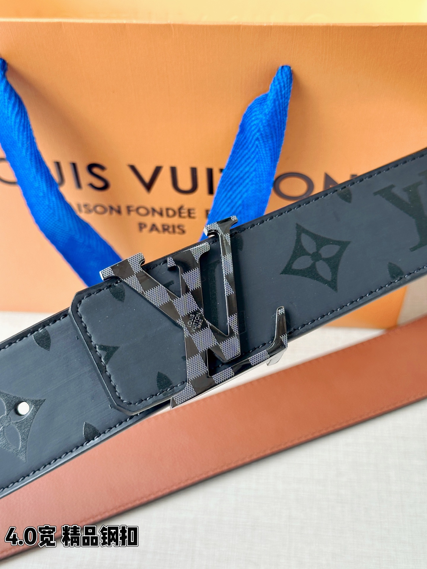 一面是丝印老花暗纹的低调奢华，一面是细腻牛皮的温润质感，标志性字母扣头点亮造型。双面切换，商务休闲随心适