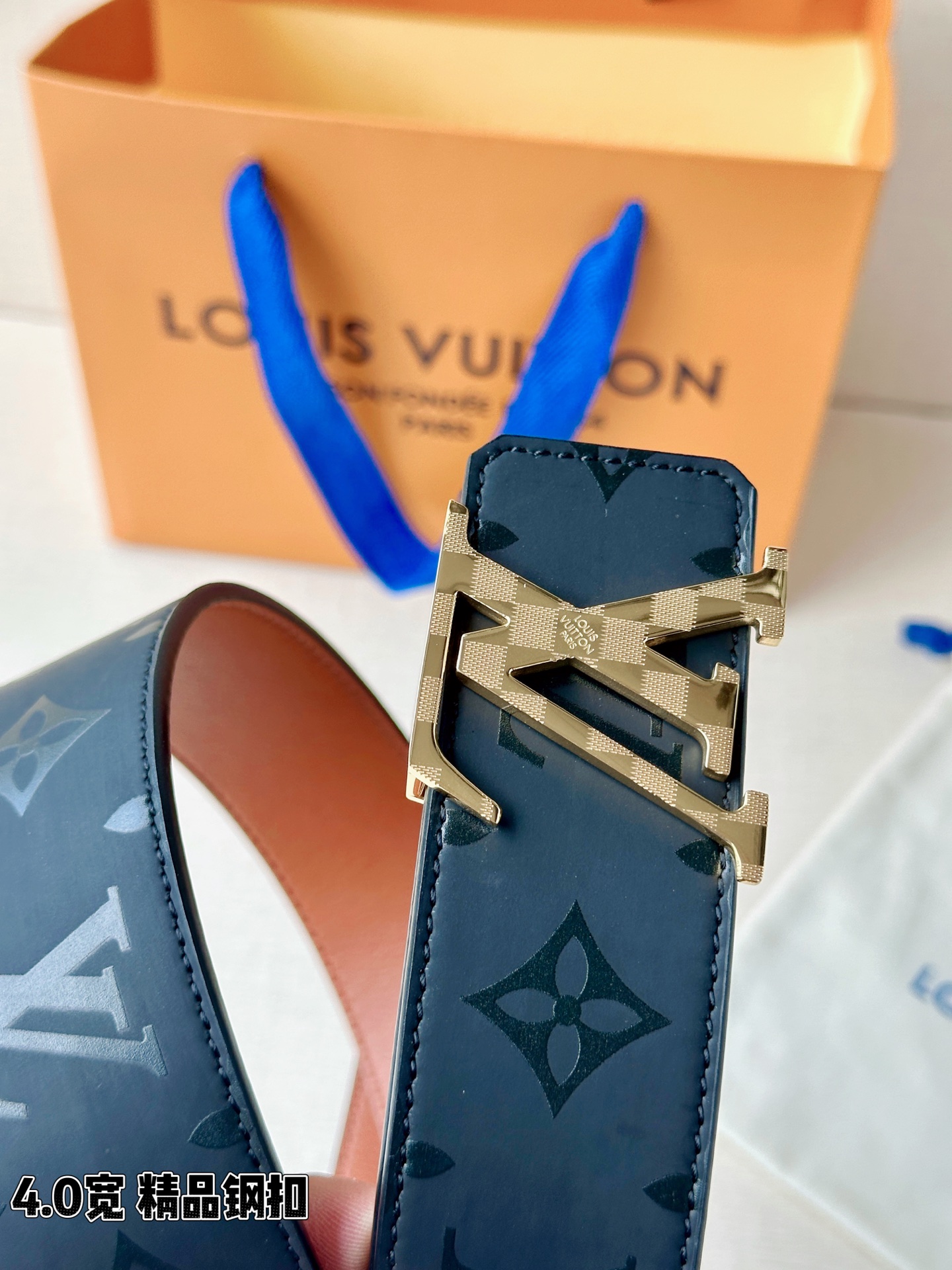 一面是丝印老花暗纹的低调奢华，一面是细腻牛皮的温润质感，标志性字母扣头点亮造型。双面切换，商务休闲随心适