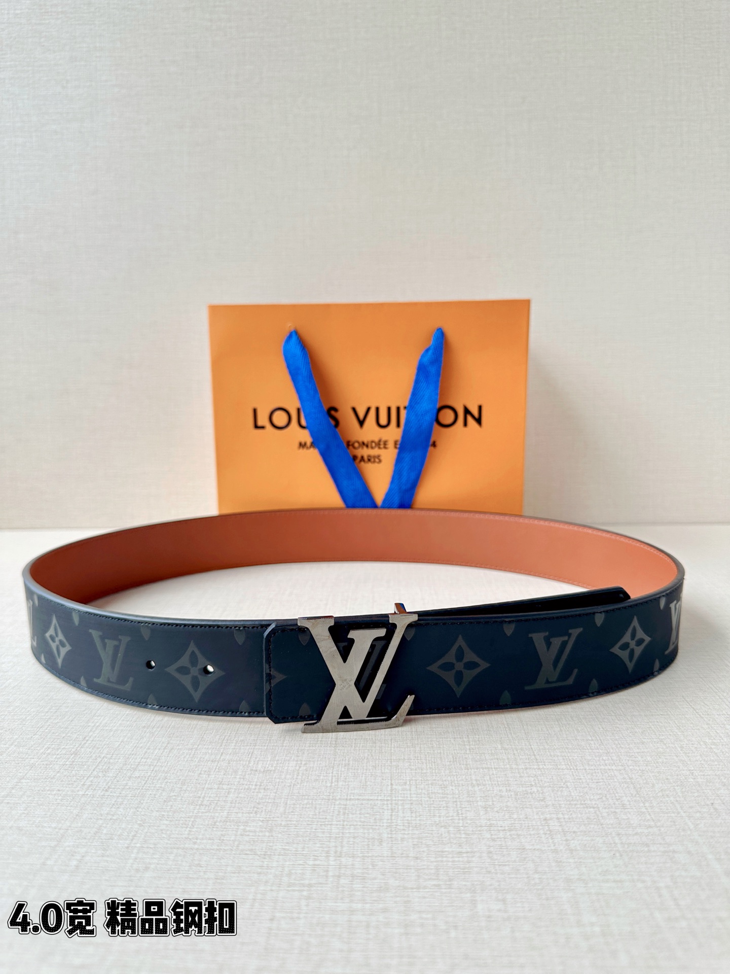 一面是丝印老花暗纹的低调奢华，一面是细腻牛皮的温润质感，标志性字母扣头点亮造型。双面切换，商务休闲随心适