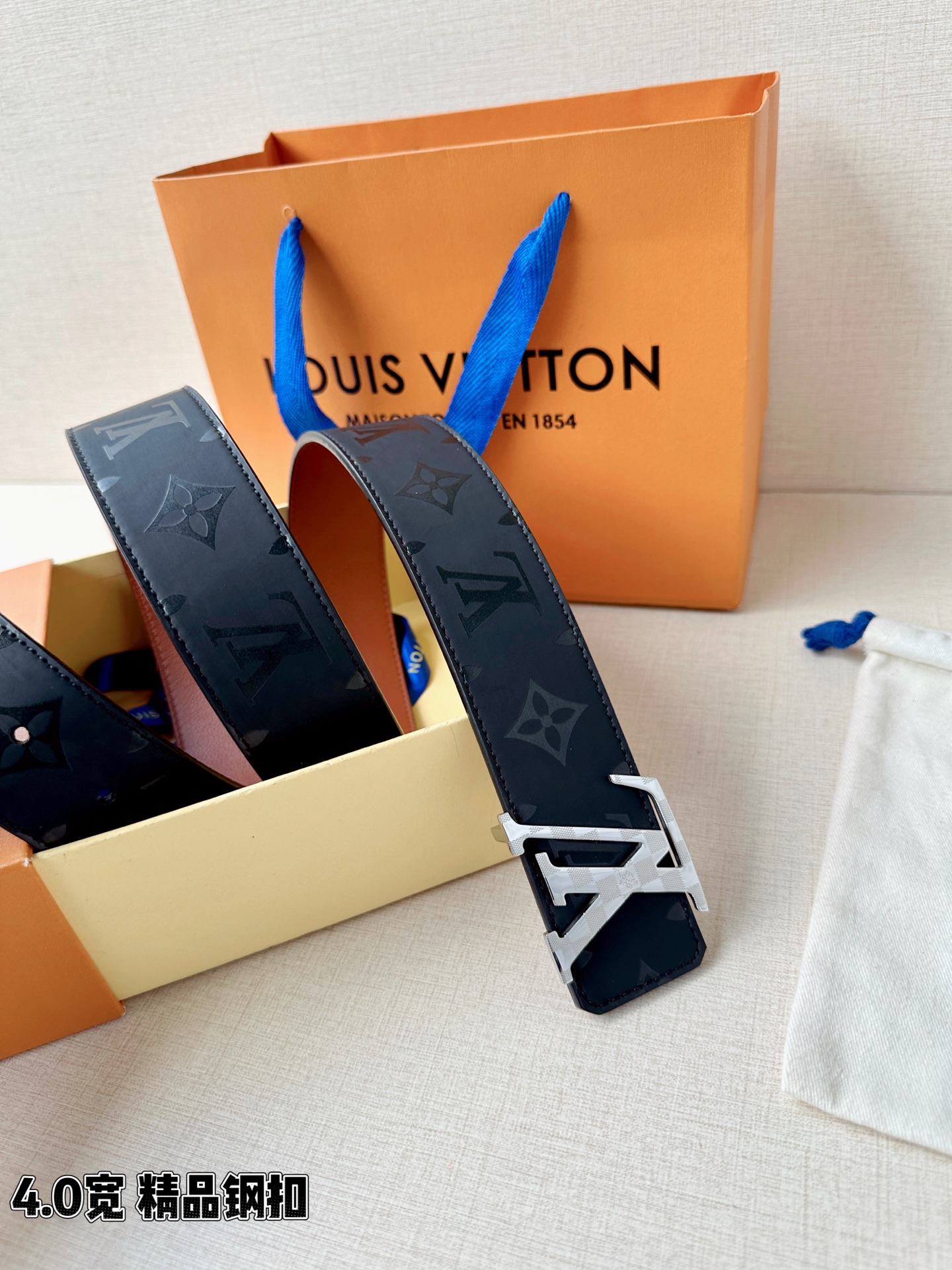 一面是丝印老花暗纹的低调奢华，一面是细腻牛皮的温润质感，标志性字母扣头点亮造型。双面切换，商务休闲随心适