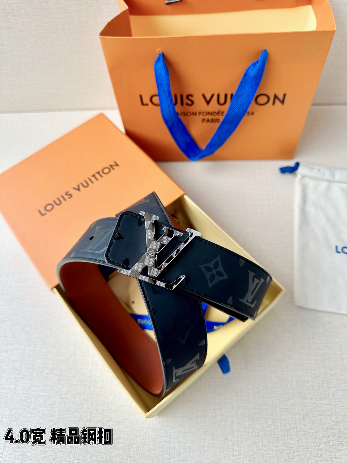 一面是丝印老花暗纹的低调奢华，一面是细腻牛皮的温润质感，标志性字母扣头点亮造型。双面切换，商务休闲随心适