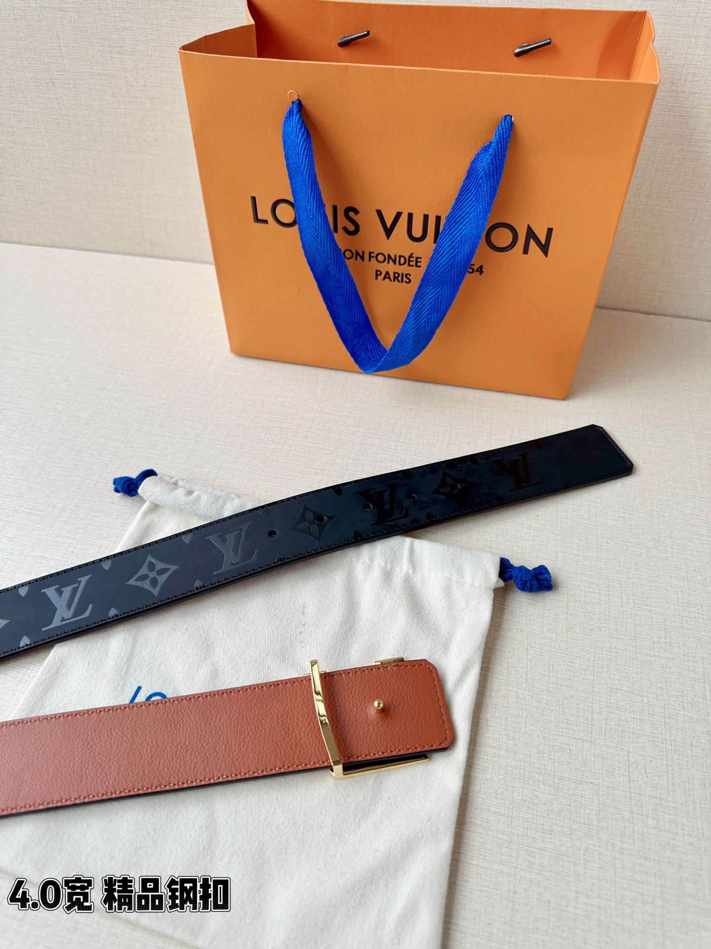 一面是丝印老花暗纹的低调奢华，一面是细腻牛皮的温润质感，标志性字母扣头点亮造型。双面切换，商务休闲随心适