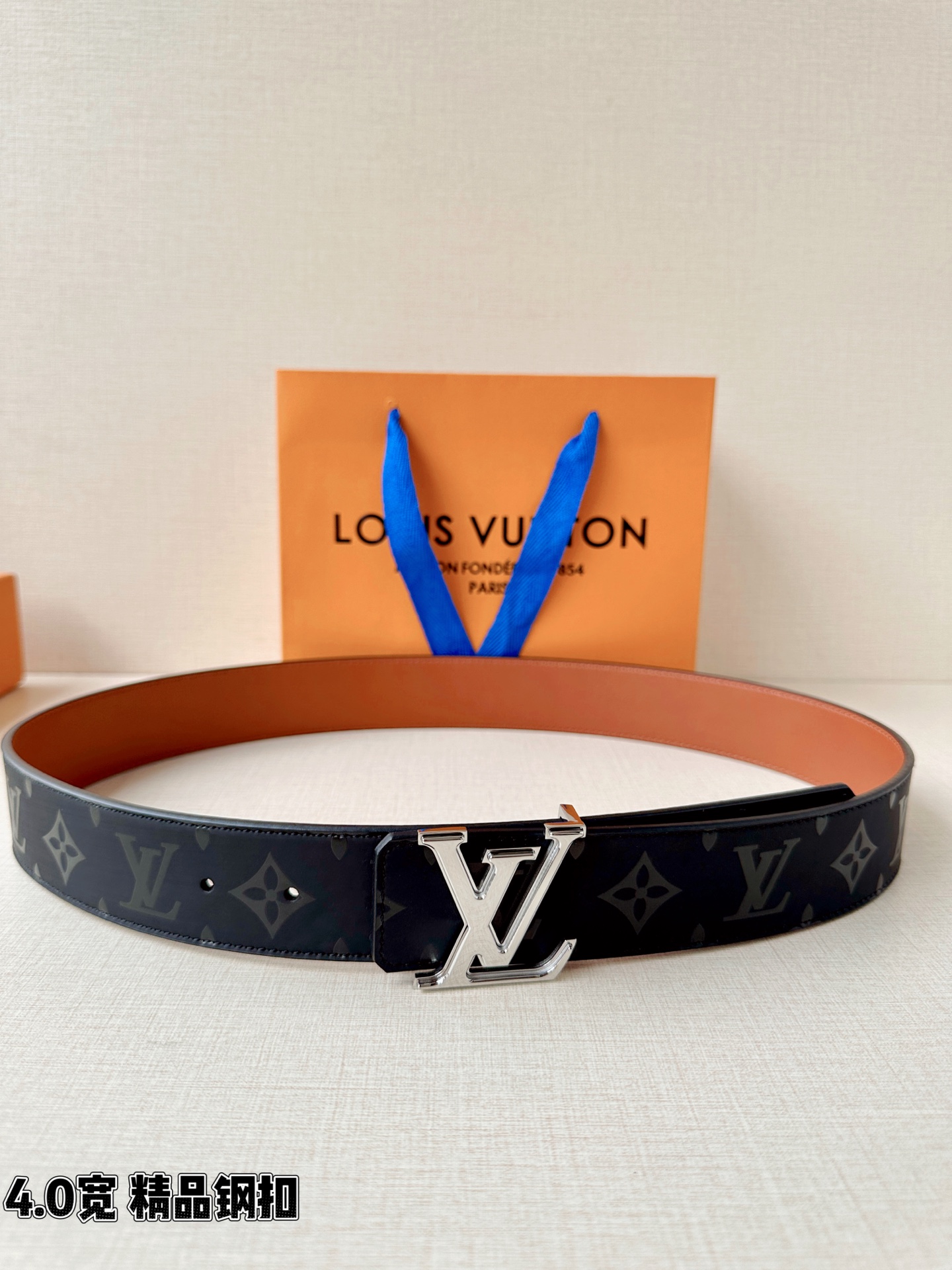 一面是丝印老花暗纹的低调奢华，一面是细腻牛皮的温润质感，标志性字母扣头点亮造型。双面切换，商务休闲随心适