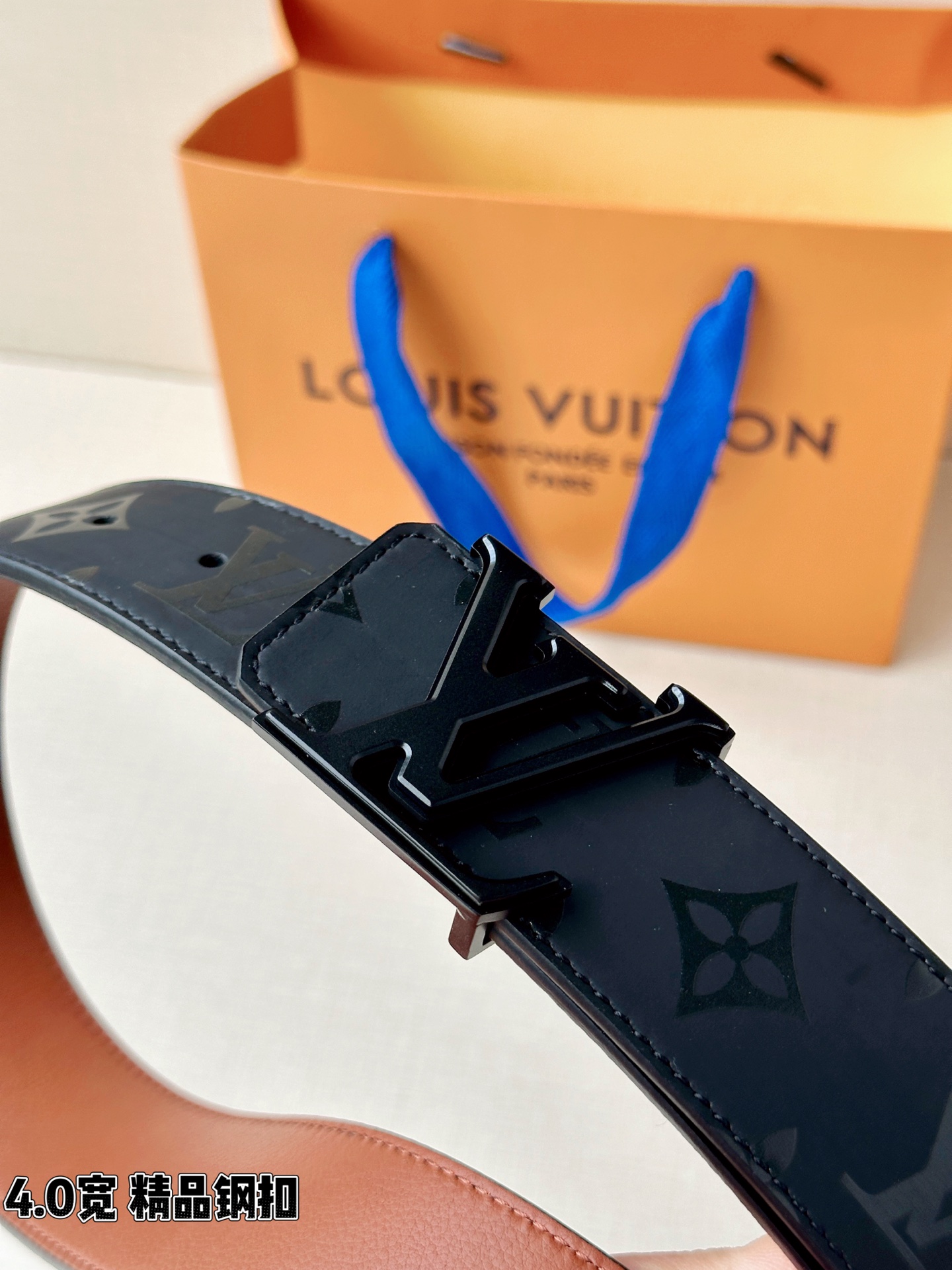 一面是丝印老花暗纹的低调奢华，一面是细腻牛皮的温润质感，标志性字母扣头点亮造型。双面切换，商务休闲随心适