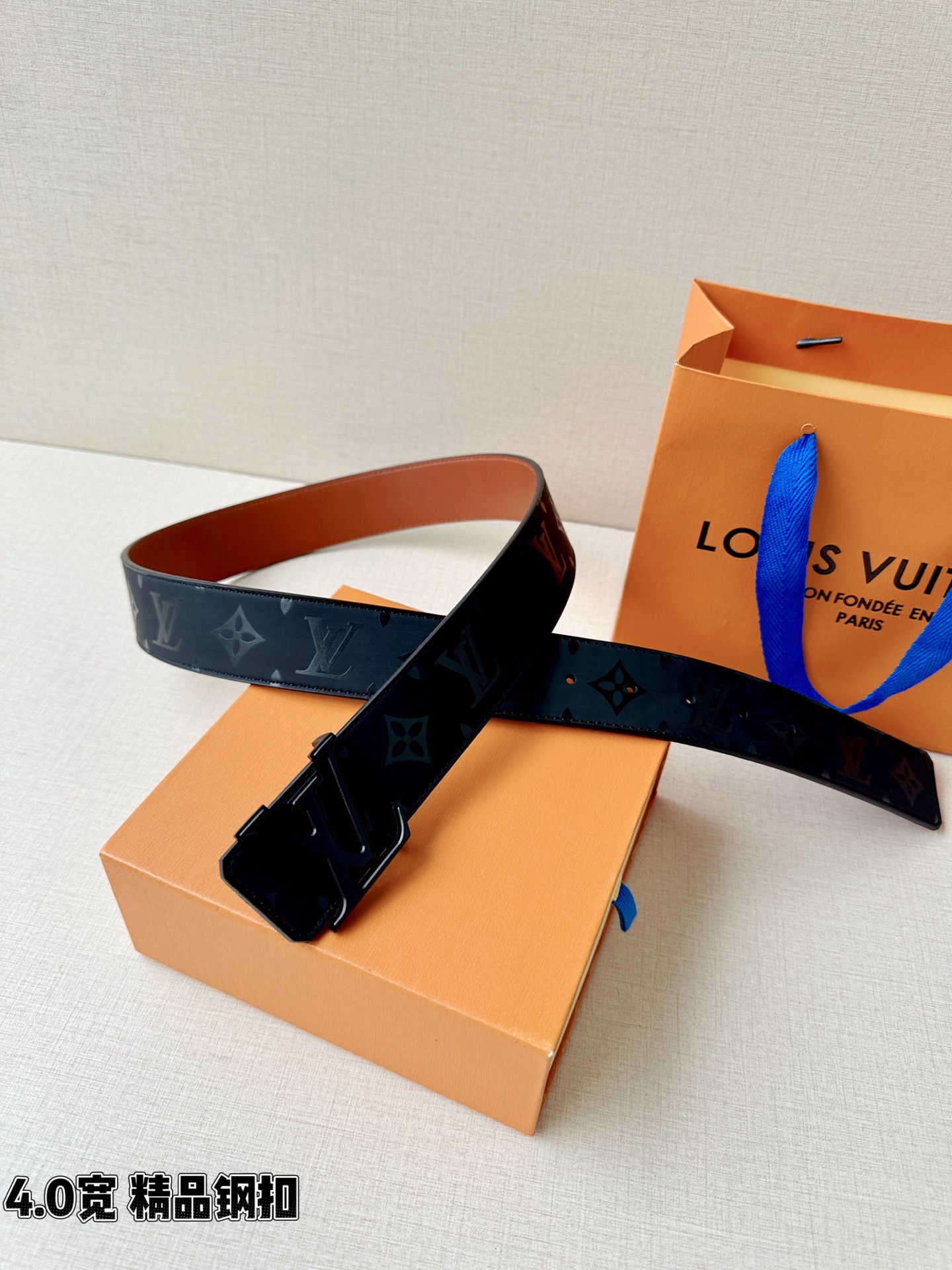 一面是丝印老花暗纹的低调奢华，一面是细腻牛皮的温润质感，标志性字母扣头点亮造型。双面切换，商务休闲随心适