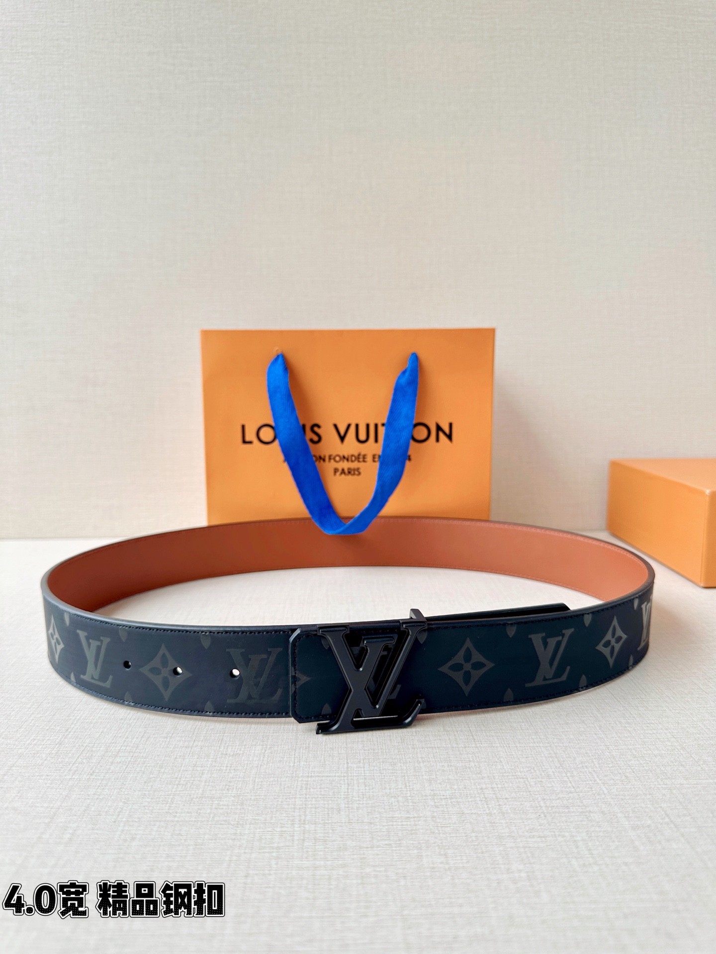 一面是丝印老花暗纹的低调奢华，一面是细腻牛皮的温润质感，标志性字母扣头点亮造型。双面切换，商务休闲随心适