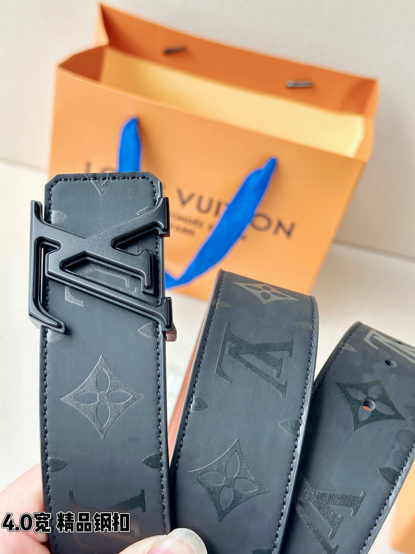 一面是丝印老花暗纹的低调奢华，一面是细腻牛皮的温润质感，标志性字母扣头点亮造型。双面切换，商务休闲随心适