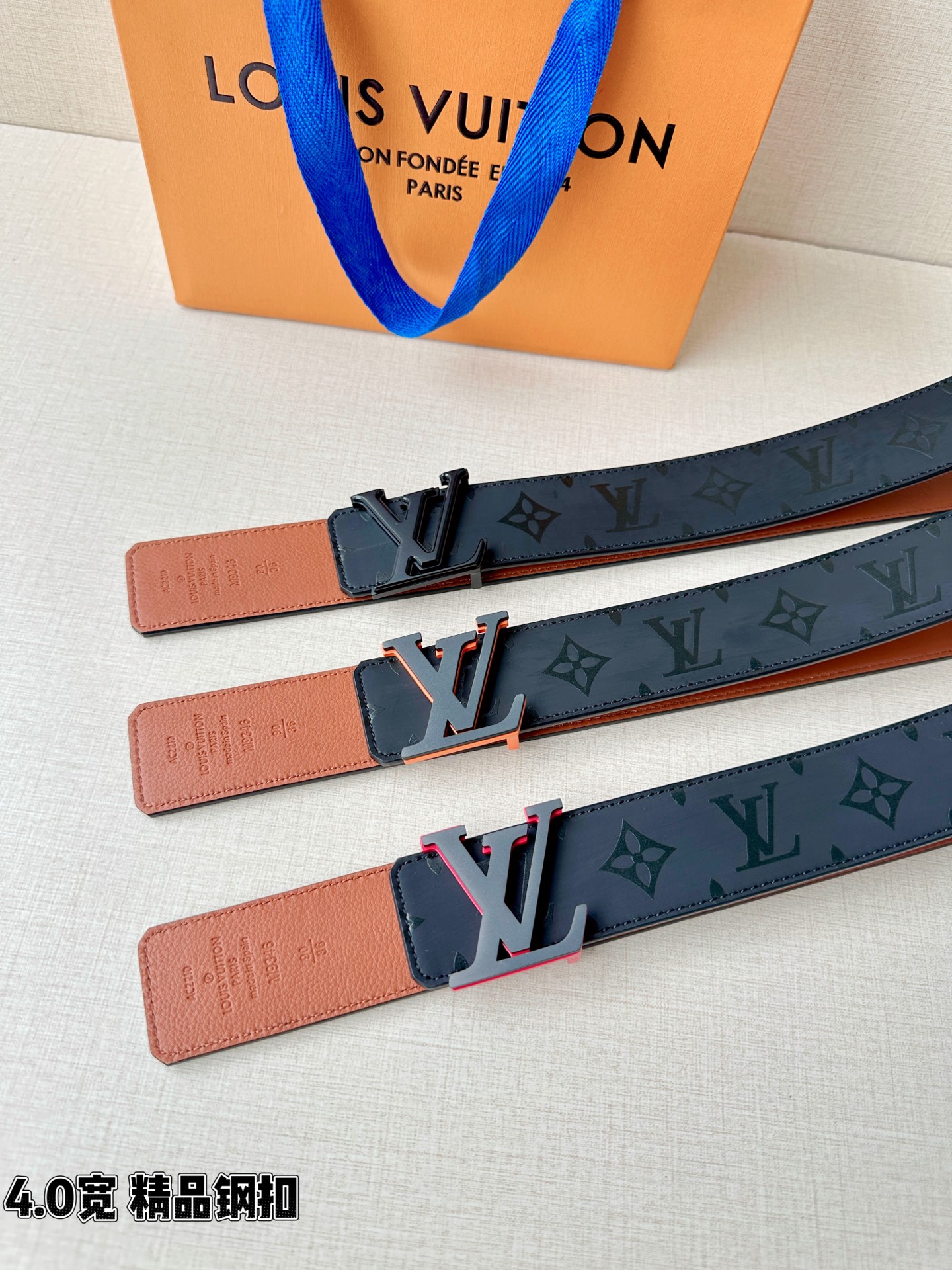 一面是丝印老花暗纹的低调奢华，一面是细腻牛皮的温润质感，标志性字母扣头点亮造型。双面切换，商务休闲随心适