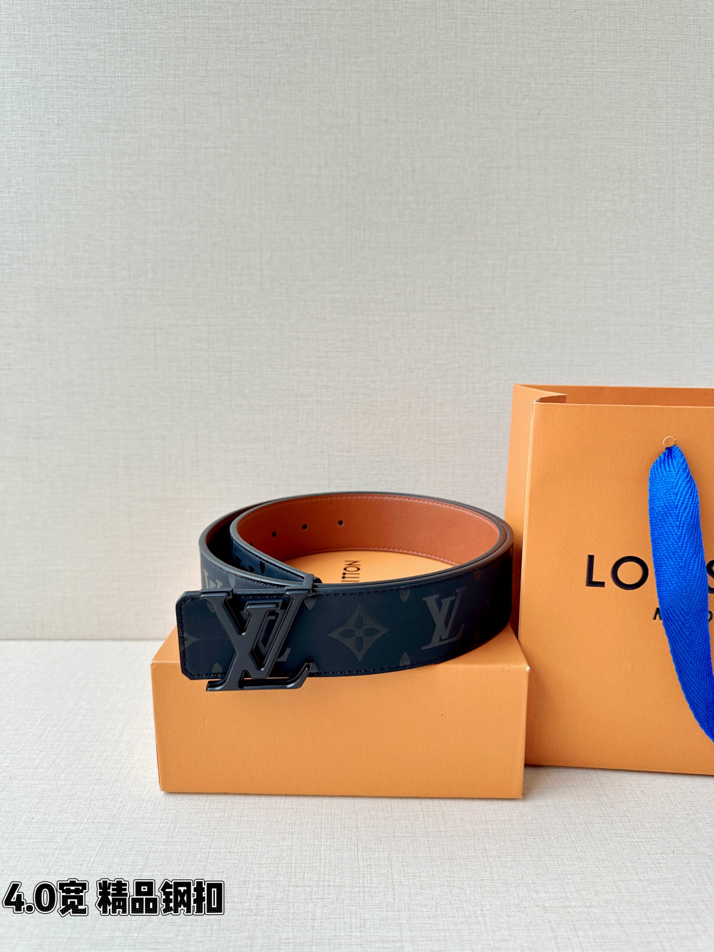 一面是丝印老花暗纹的低调奢华，一面是细腻牛皮的温润质感，标志性字母扣头点亮造型。双面切换，商务休闲随心适