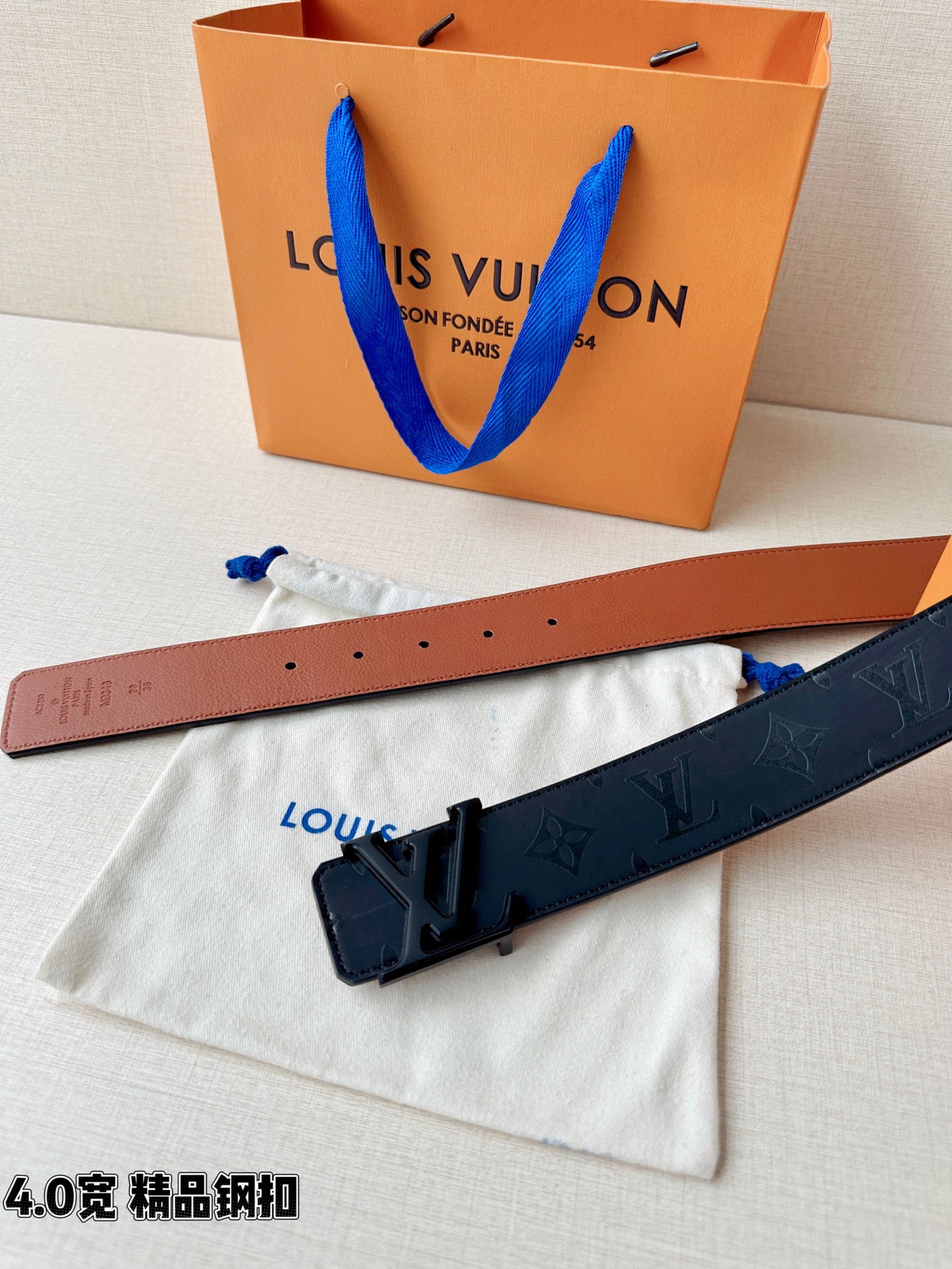 一面是丝印老花暗纹的低调奢华，一面是细腻牛皮的温润质感，标志性字母扣头点亮造型。双面切换，商务休闲随心适