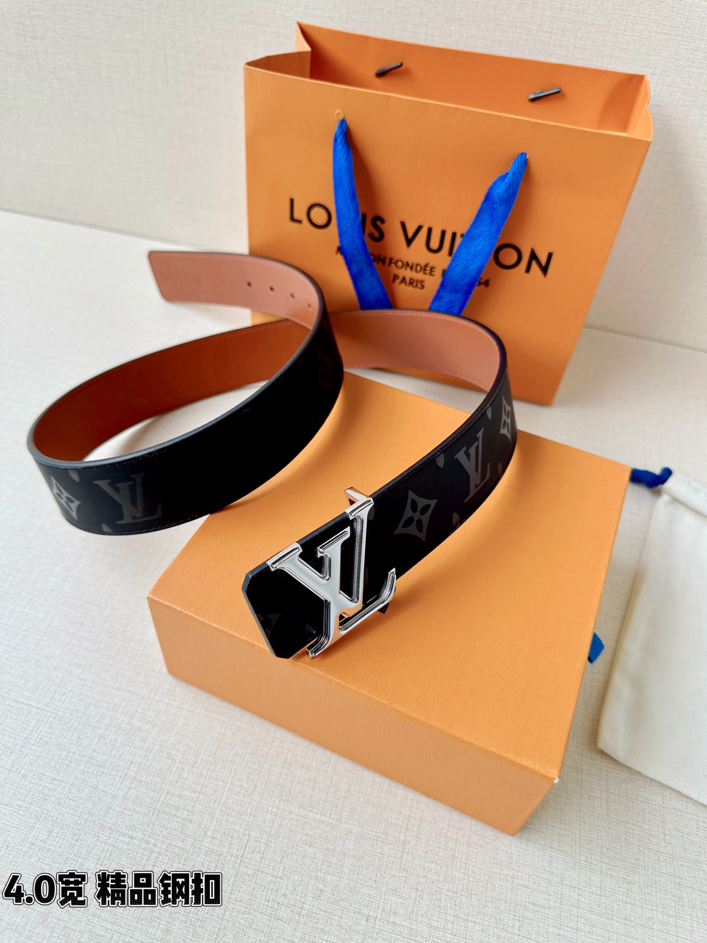 一面是丝印老花暗纹的低调奢华，一面是细腻牛皮的温润质感，标志性字母扣头点亮造型。双面切换，商务休闲随心适