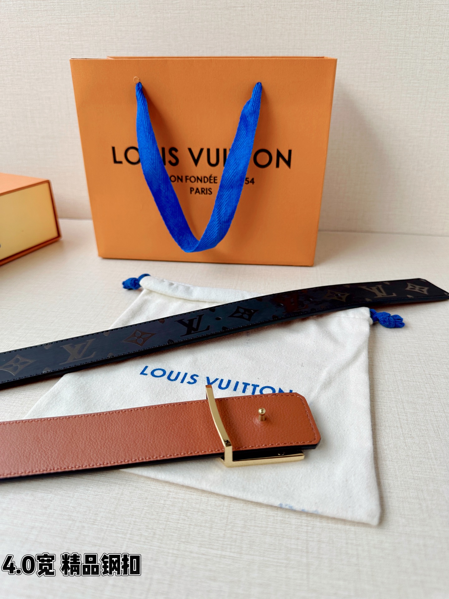 一面是丝印老花暗纹的低调奢华，一面是细腻牛皮的温润质感，标志性字母扣头点亮造型。双面切换，商务休闲随心适