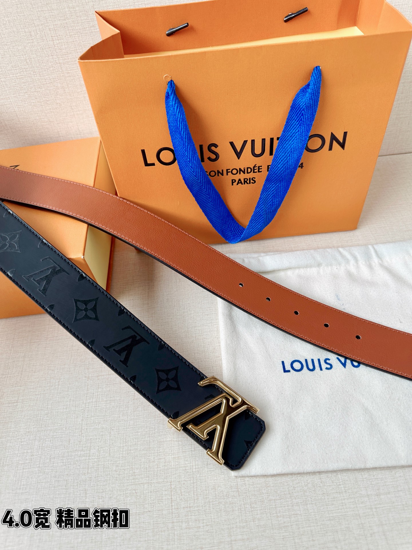 一面是丝印老花暗纹的低调奢华，一面是细腻牛皮的温润质感，标志性字母扣头点亮造型。双面切换，商务休闲随心适