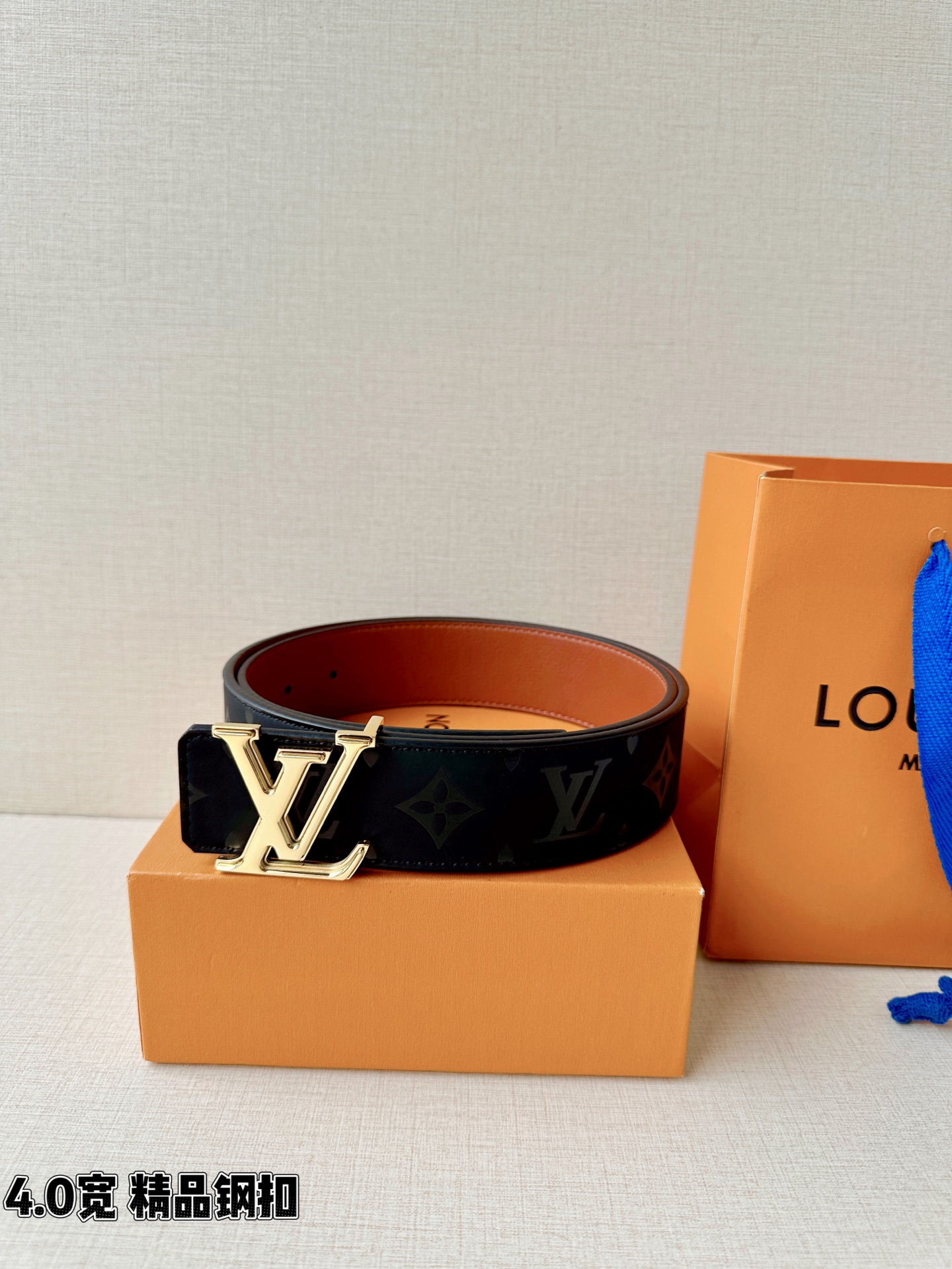 一面是丝印老花暗纹的低调奢华，一面是细腻牛皮的温润质感，标志性字母扣头点亮造型。双面切换，商务休闲随心适