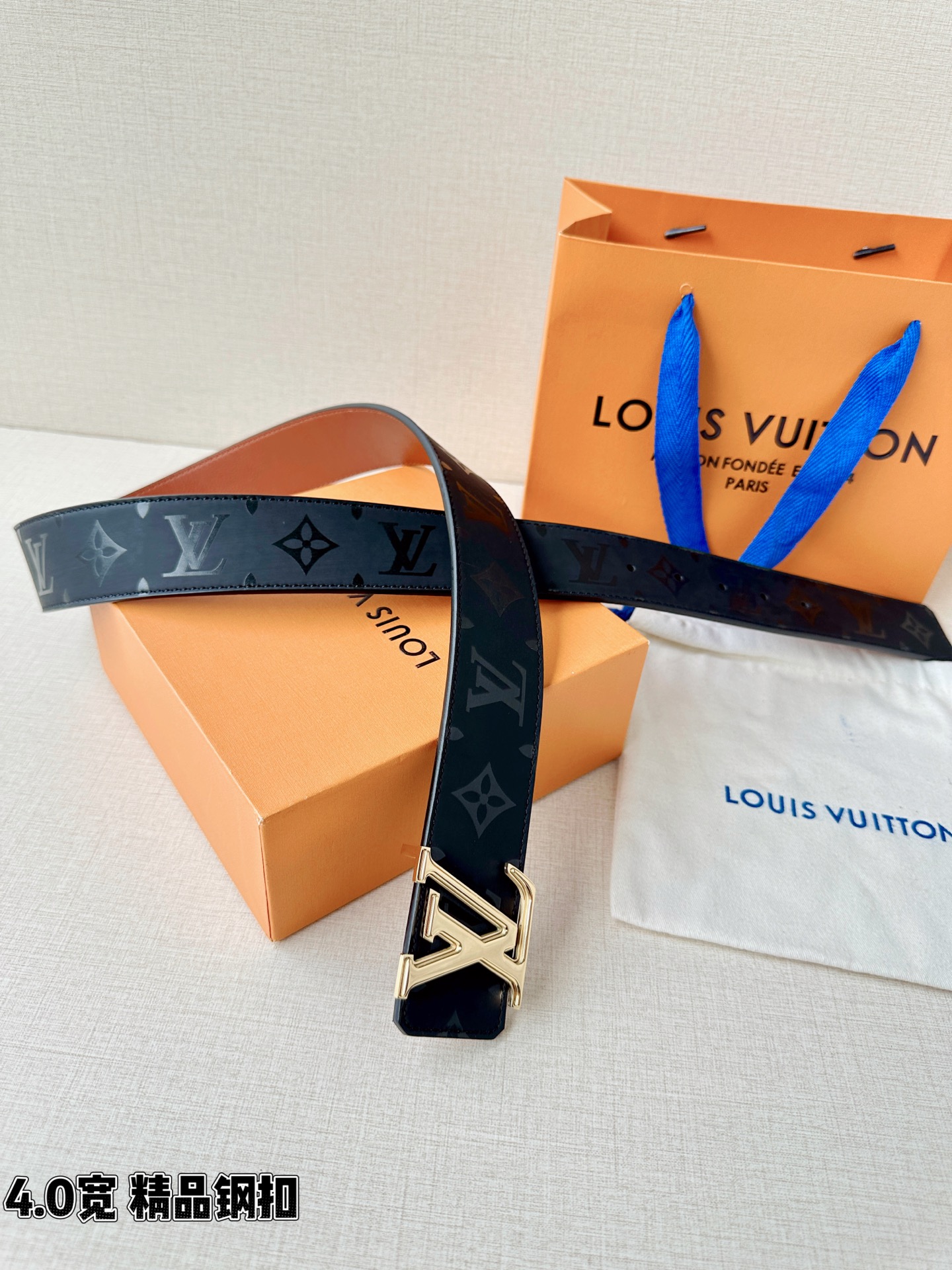 一面是丝印老花暗纹的低调奢华，一面是细腻牛皮的温润质感，标志性字母扣头点亮造型。双面切换，商务休闲随心适