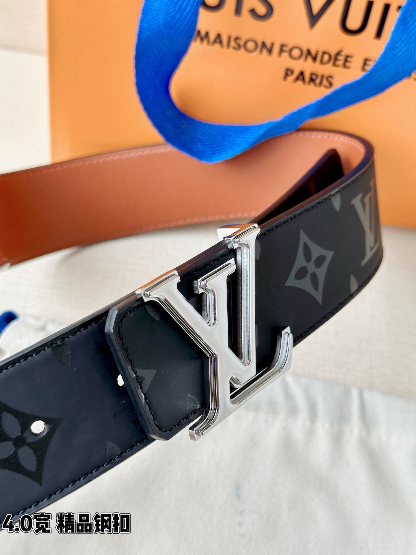 一面是丝印老花暗纹的低调奢华，一面是细腻牛皮的温润质感，标志性字母扣头点亮造型。双面切换，商务休闲随心适