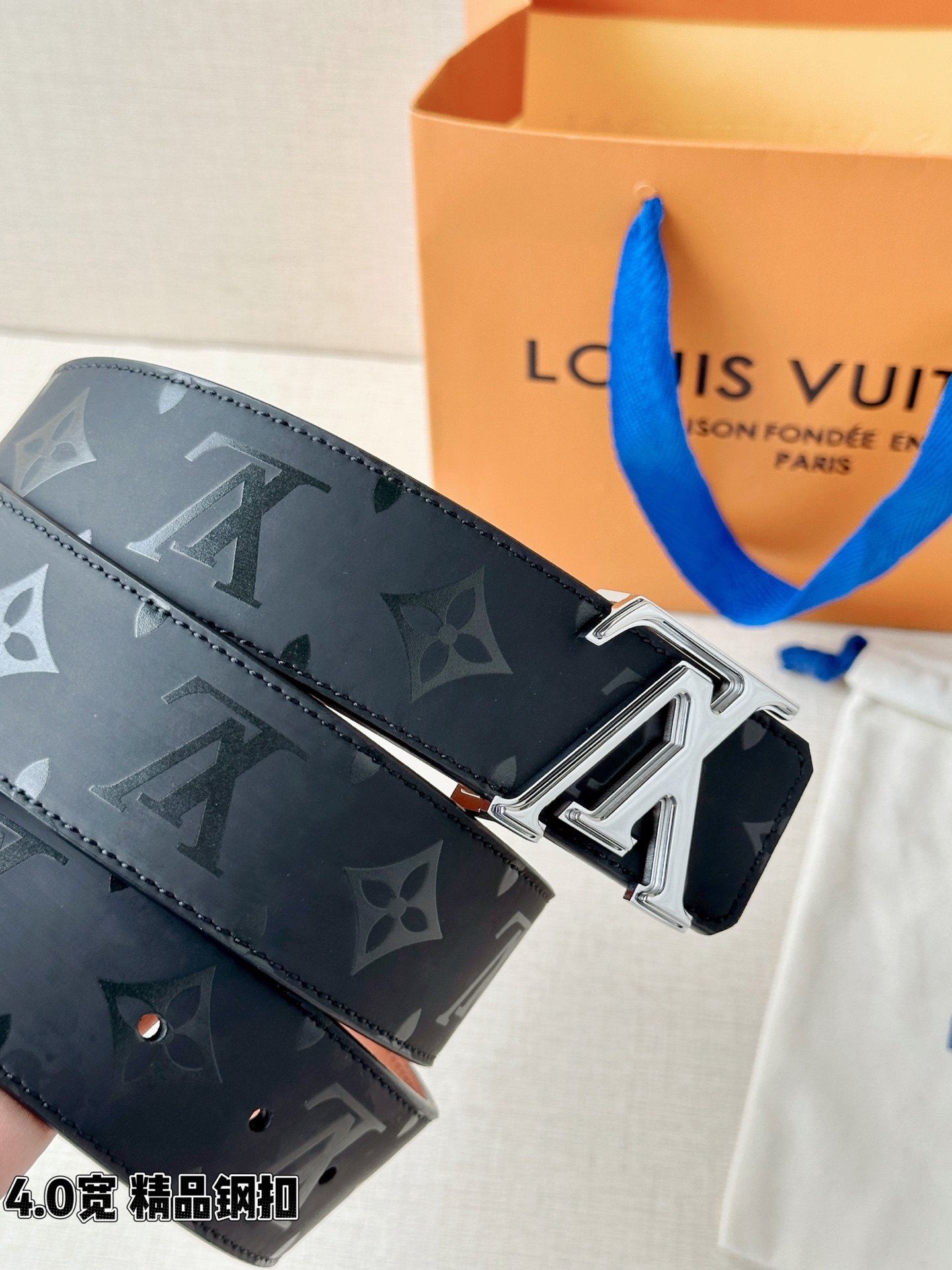 一面是丝印老花暗纹的低调奢华，一面是细腻牛皮的温润质感，标志性字母扣头点亮造型。双面切换，商务休闲随心适