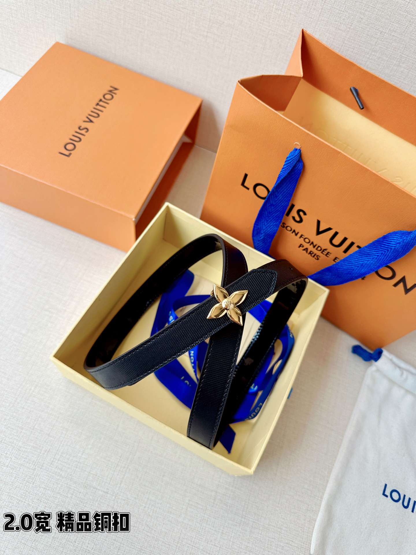 Louis Vuitton 2.0厘米窄版皮带，甄选细腻黑色细纹皮革，搭配双色铜质四叶花扣头，尽显优雅格