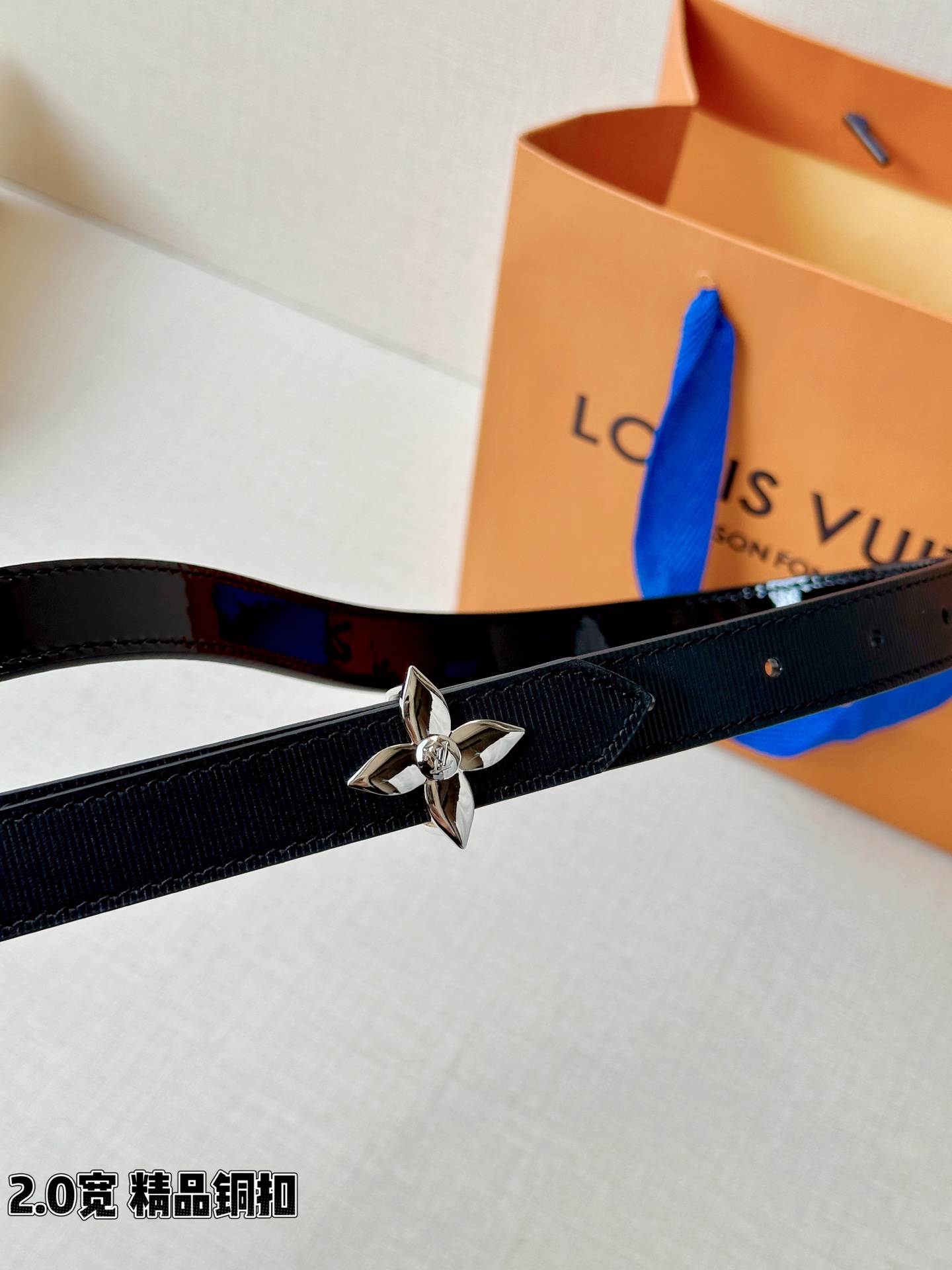 Louis Vuitton 2.0厘米窄版皮带，甄选细腻黑色细纹皮革，搭配双色铜质四叶花扣头，尽显优雅格