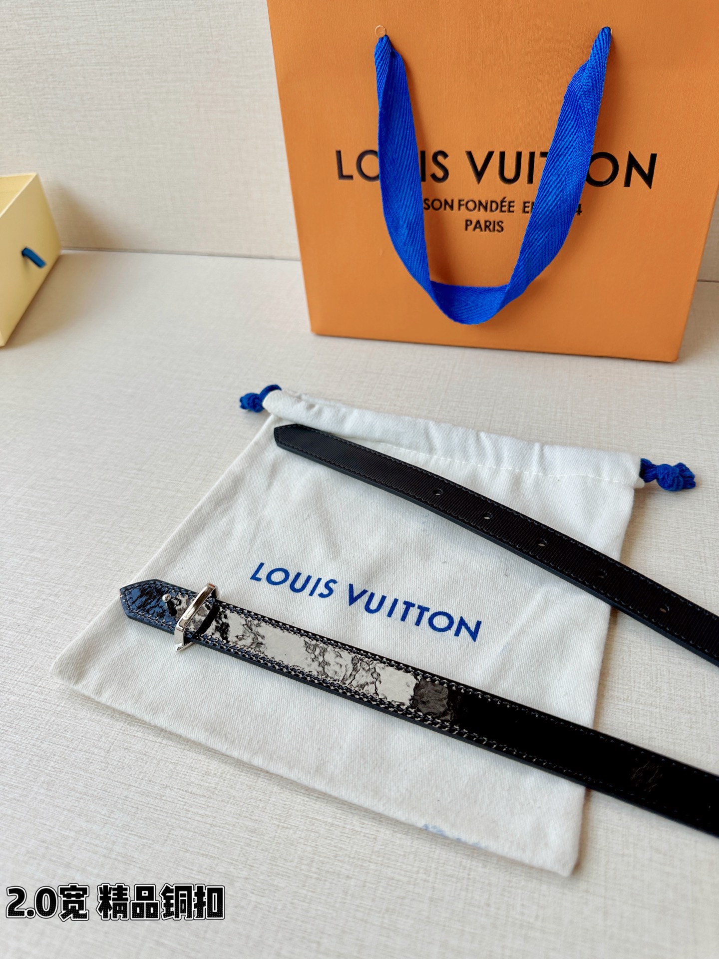 Louis Vuitton 2.0厘米窄版皮带，甄选细腻黑色细纹皮革，搭配双色铜质四叶花扣头，尽显优雅格