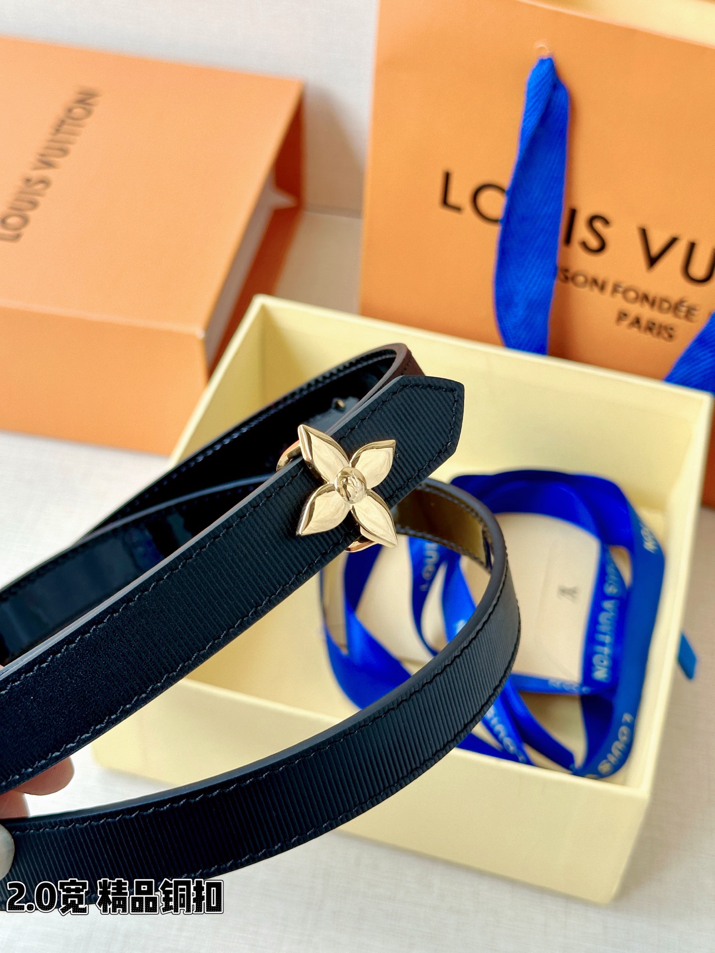 Louis Vuitton 2.0厘米窄版皮带，甄选细腻黑色细纹皮革，搭配双色铜质四叶花扣头，尽显优雅格