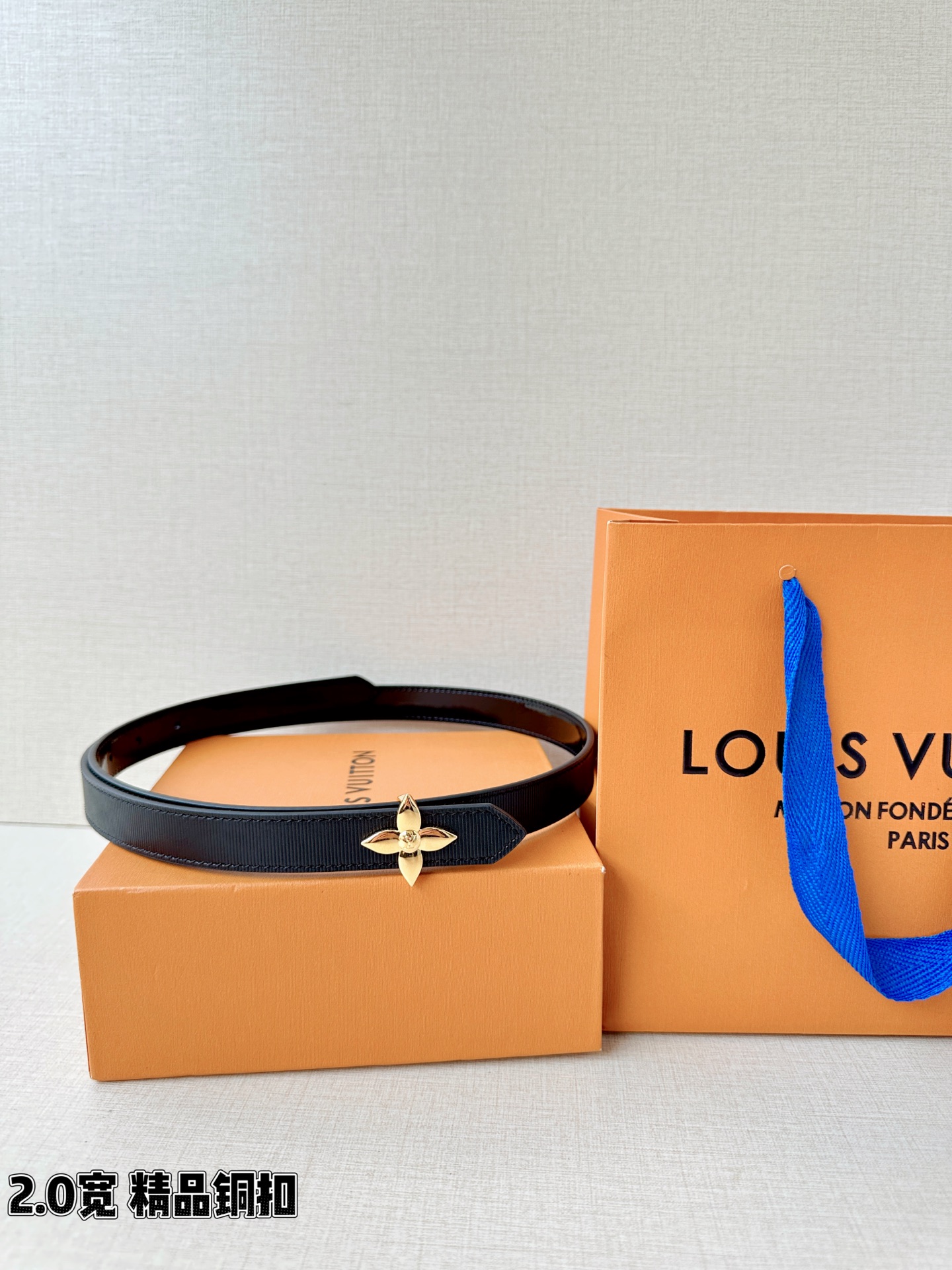 Louis Vuitton 2.0厘米窄版皮带，甄选细腻黑色细纹皮革，搭配双色铜质四叶花扣头，尽显优雅格