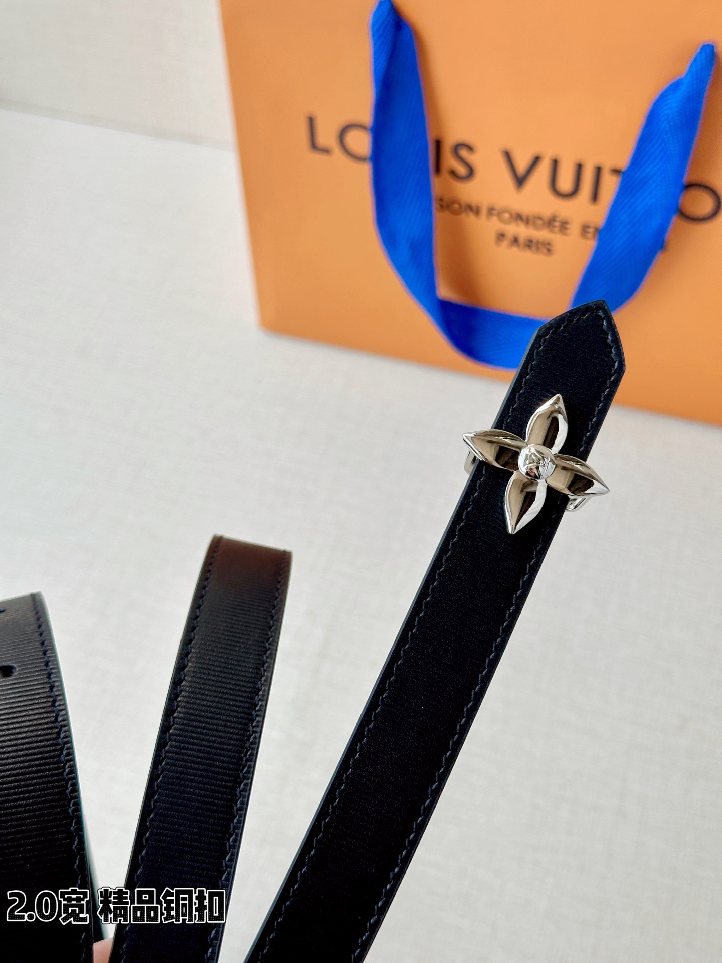 Louis Vuitton 2.0厘米窄版皮带，甄选细腻黑色细纹皮革，搭配双色铜质四叶花扣头，尽显优雅格