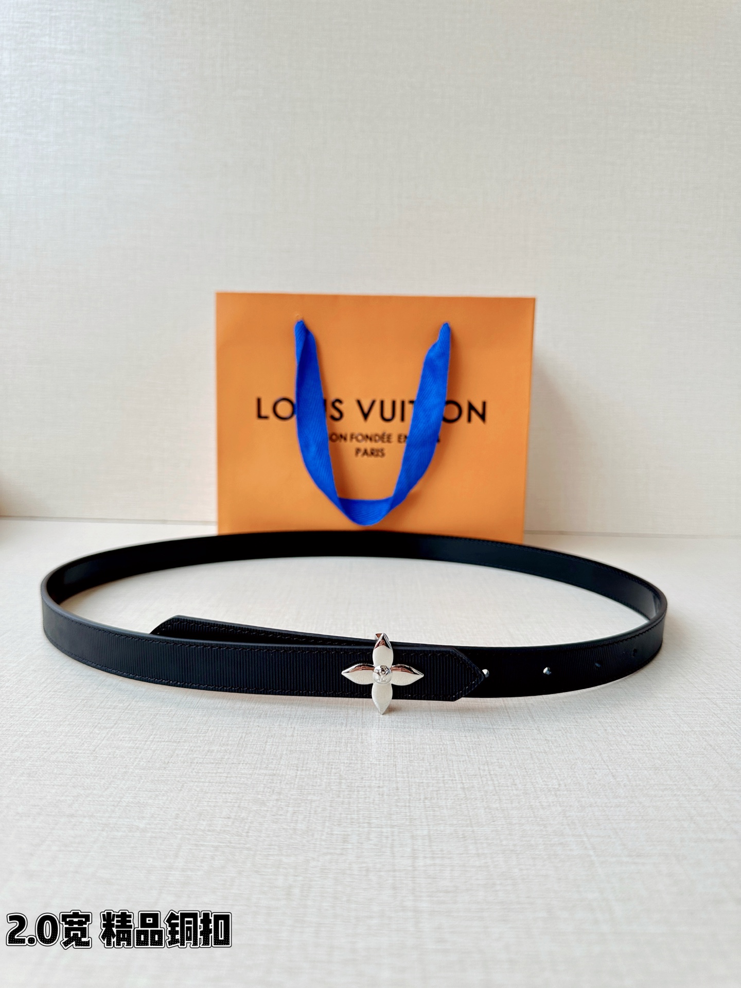 Louis Vuitton 2.0厘米窄版皮带，甄选细腻黑色细纹皮革，搭配双色铜质四叶花扣头，尽显优雅格