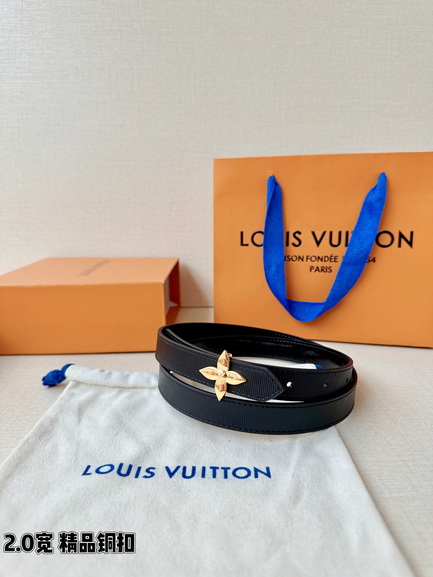 Louis Vuitton 2.0厘米窄版皮带，甄选细腻黑色细纹皮革，搭配双色铜质四叶花扣头，尽显优雅格
