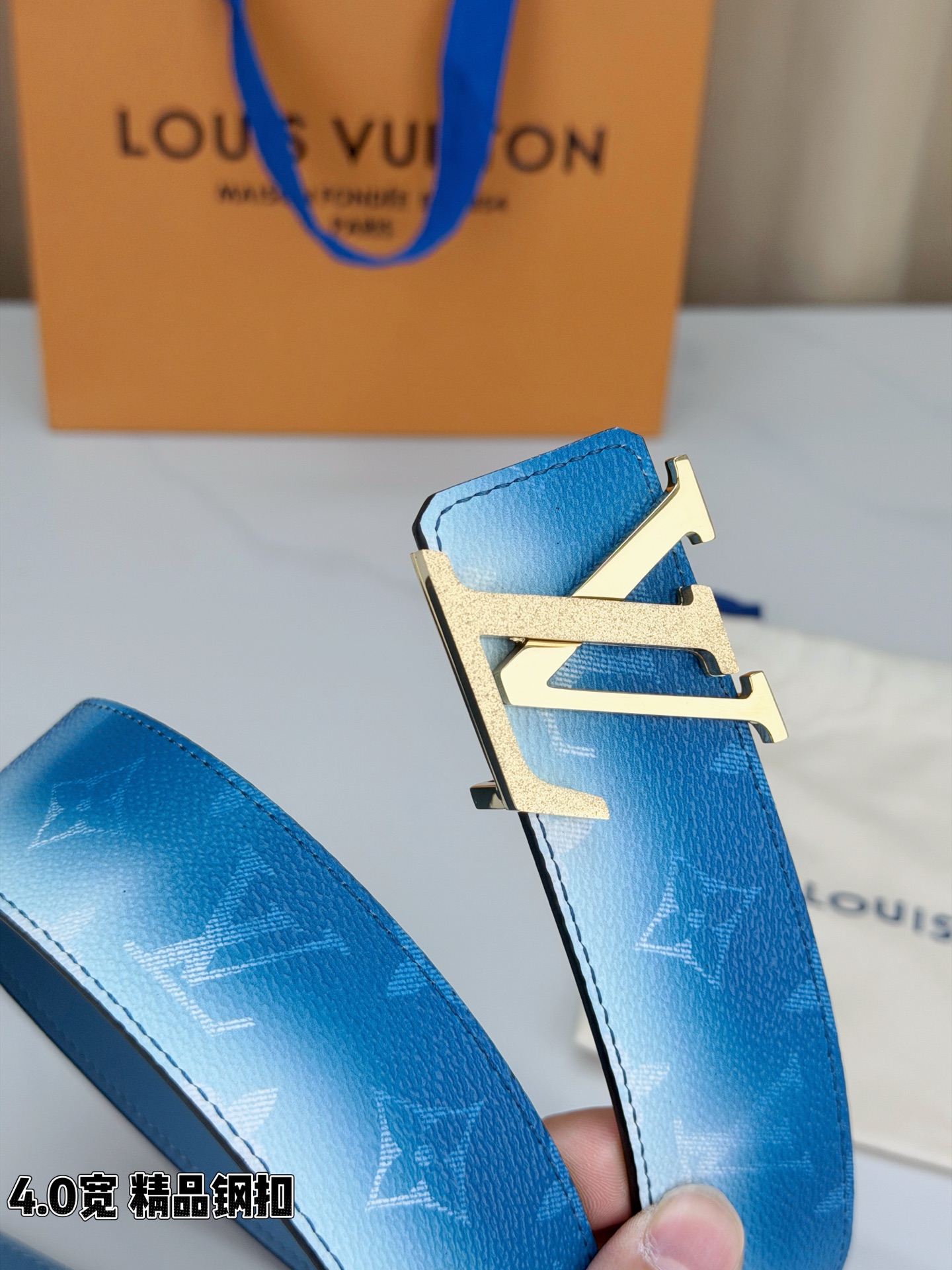 LV 4.0宽 Initiales Monogram Pigment 双面腰带以褪色笔触重绘备受喜爱的经