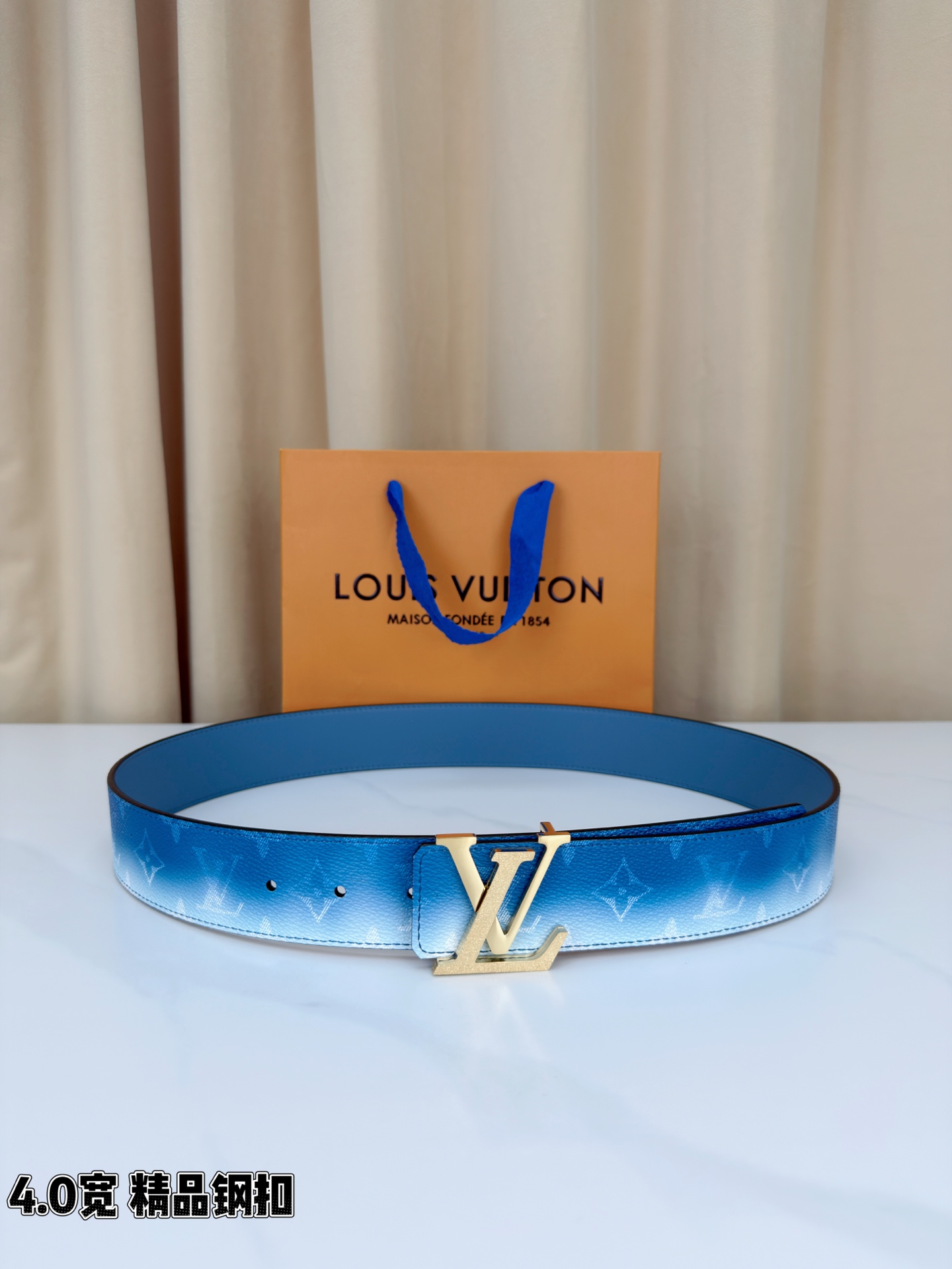 LV 4.0宽 Initiales Monogram Pigment 双面腰带以褪色笔触重绘备受喜爱的经
