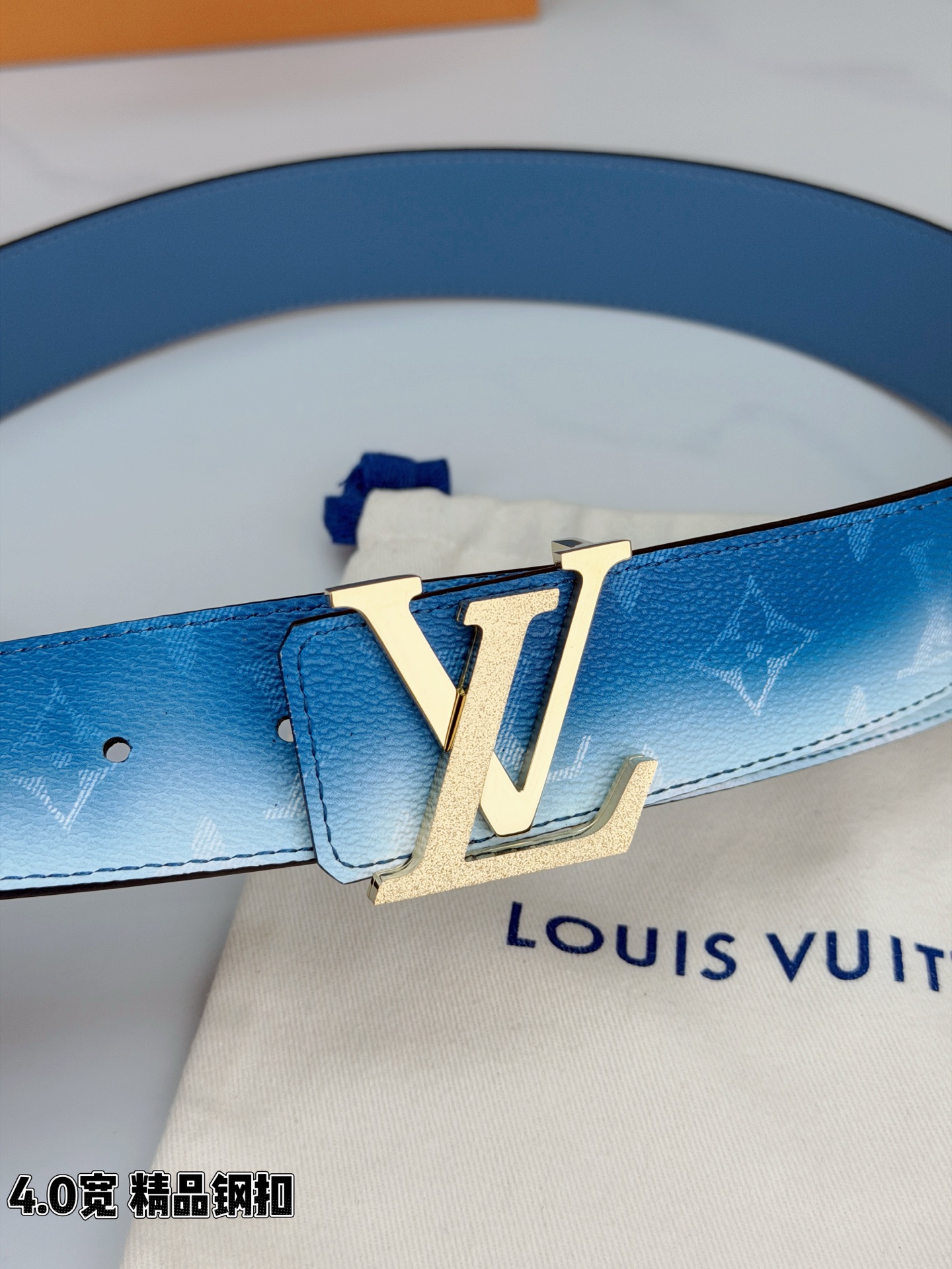 LV 4.0宽 Initiales Monogram Pigment 双面腰带以褪色笔触重绘备受喜爱的经
