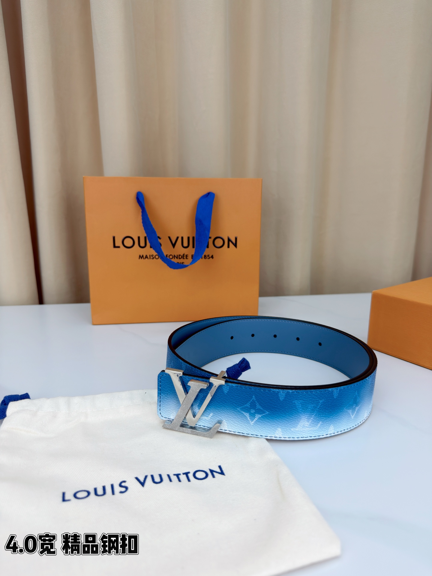 LV 4.0宽 Initiales Monogram Pigment 双面腰带以褪色笔触重绘备受喜爱的经