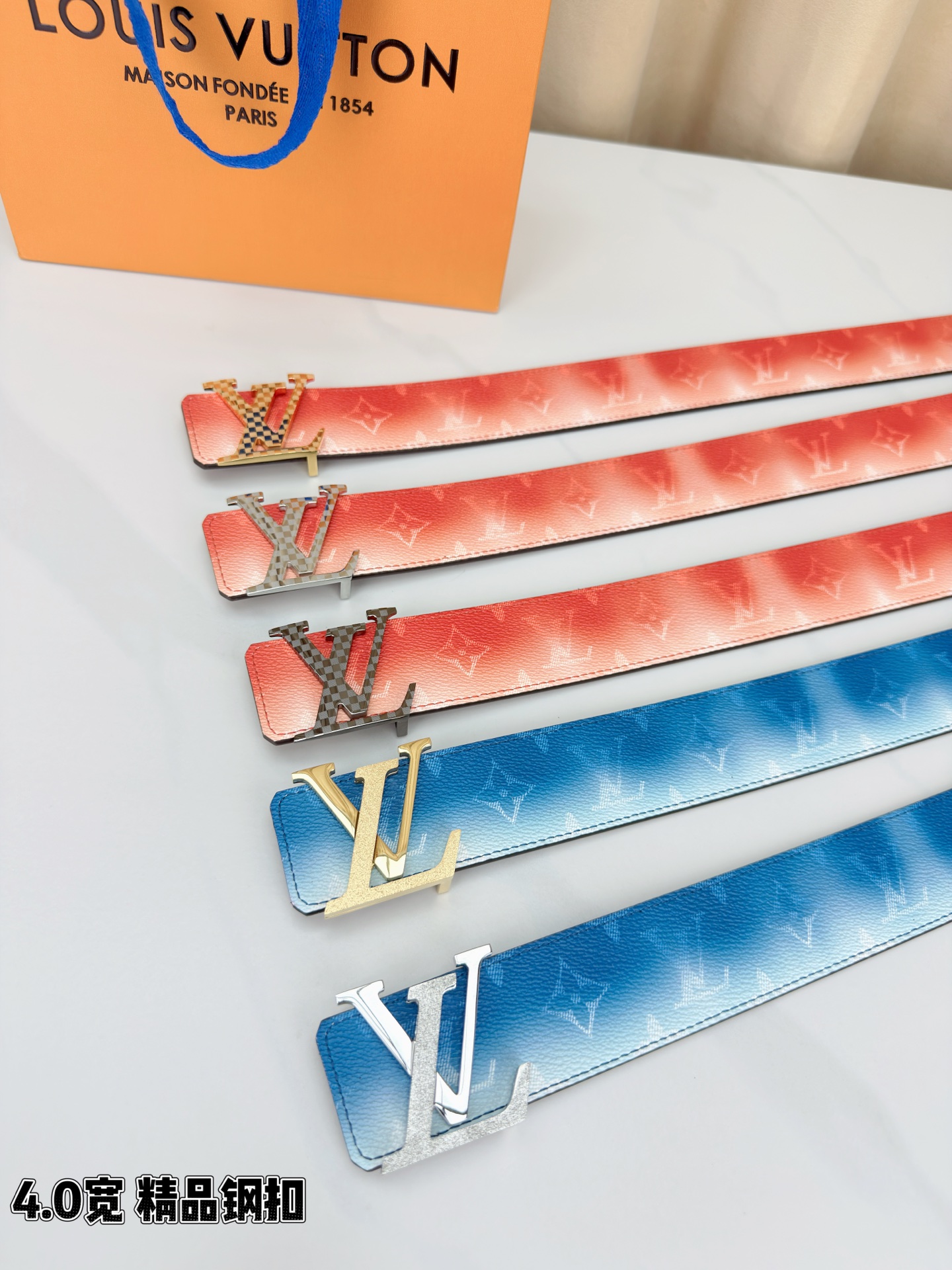 LV 4.0宽 Initiales Monogram Pigment 双面腰带以褪色笔触重绘备受喜爱的经