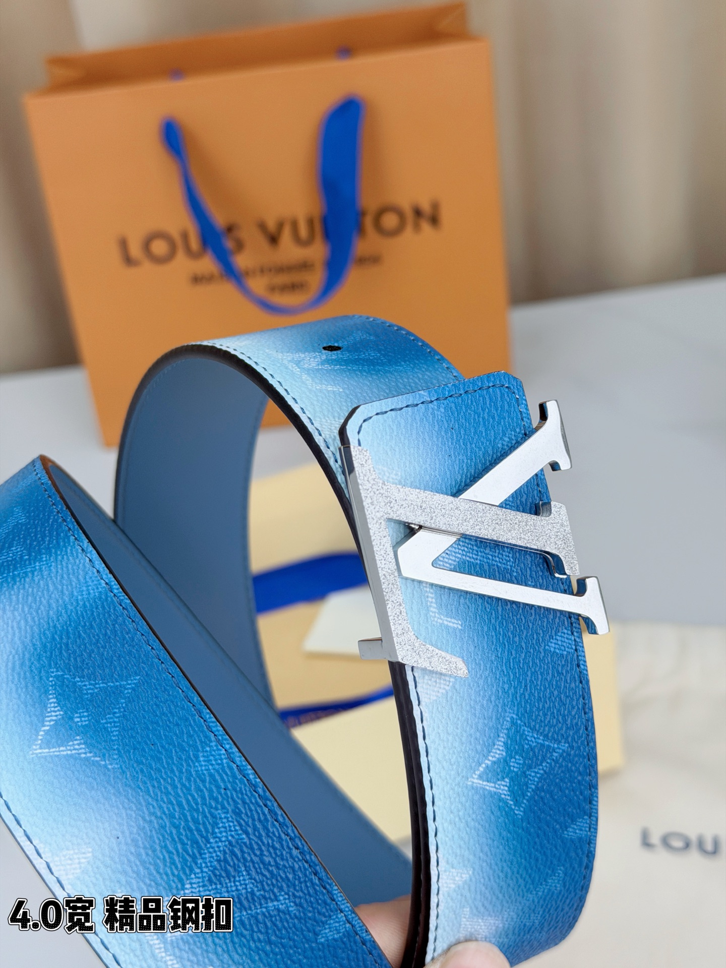 LV 4.0宽 Initiales Monogram Pigment 双面腰带以褪色笔触重绘备受喜爱的经