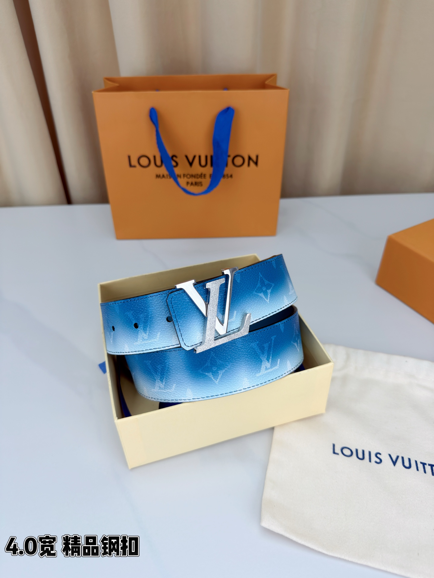 LV 4.0宽 Initiales Monogram Pigment 双面腰带以褪色笔触重绘备受喜爱的经