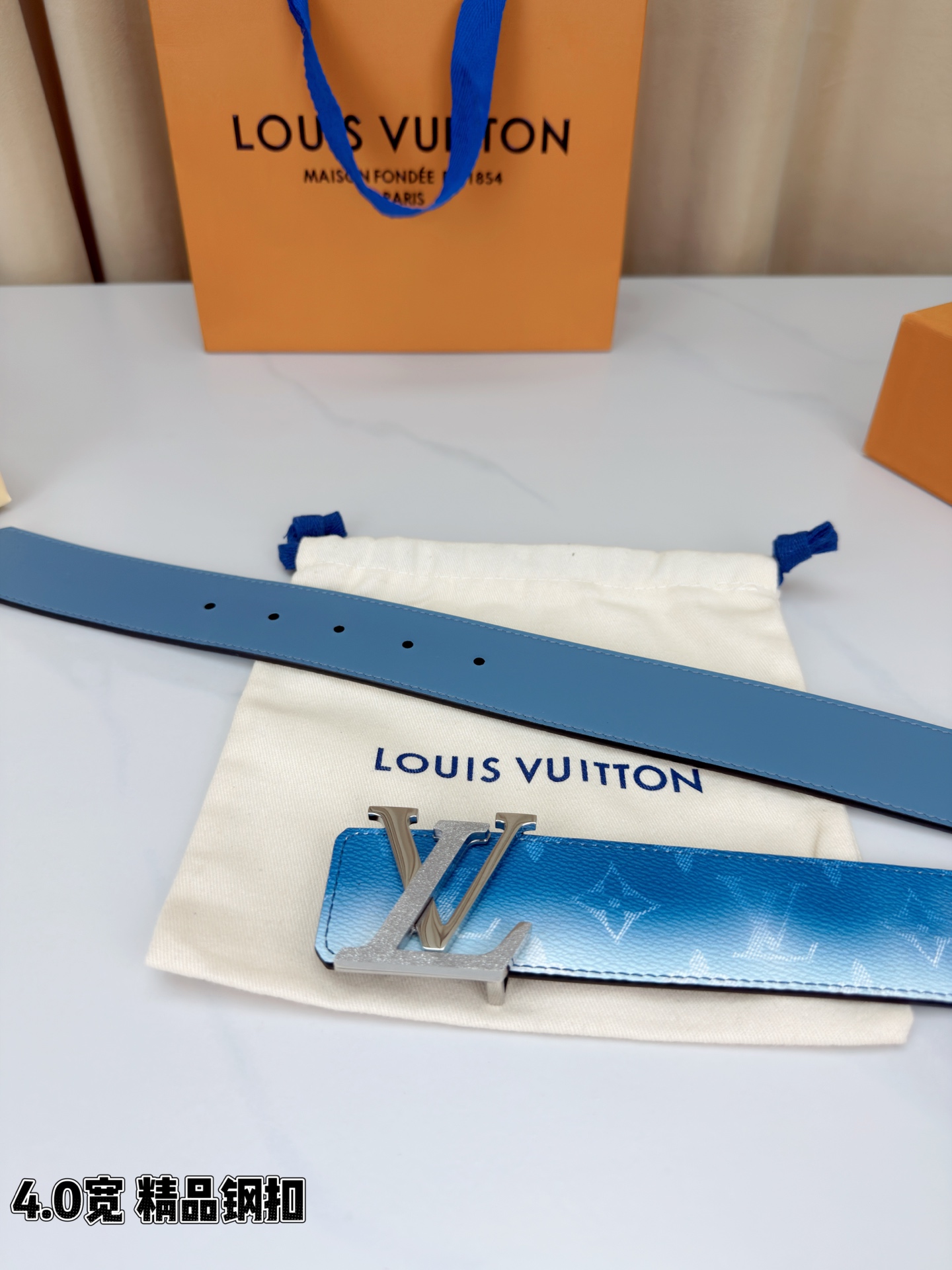 LV 4.0宽 Initiales Monogram Pigment 双面腰带以褪色笔触重绘备受喜爱的经