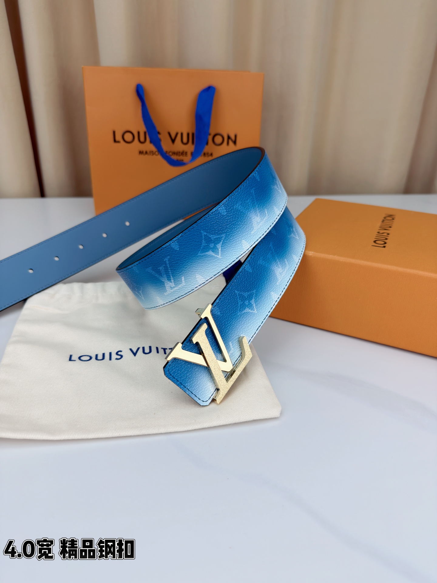 LV 4.0宽 Initiales Monogram Pigment 双面腰带以褪色笔触重绘备受喜爱的经