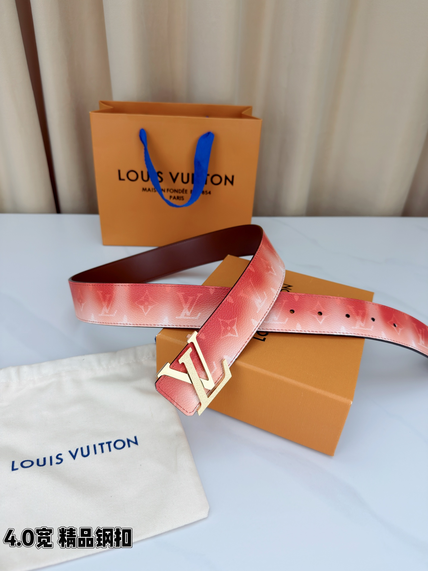 LV 4.0宽 Initiales Monogram Pigment 双面腰带以褪色笔触重绘备受喜爱的经