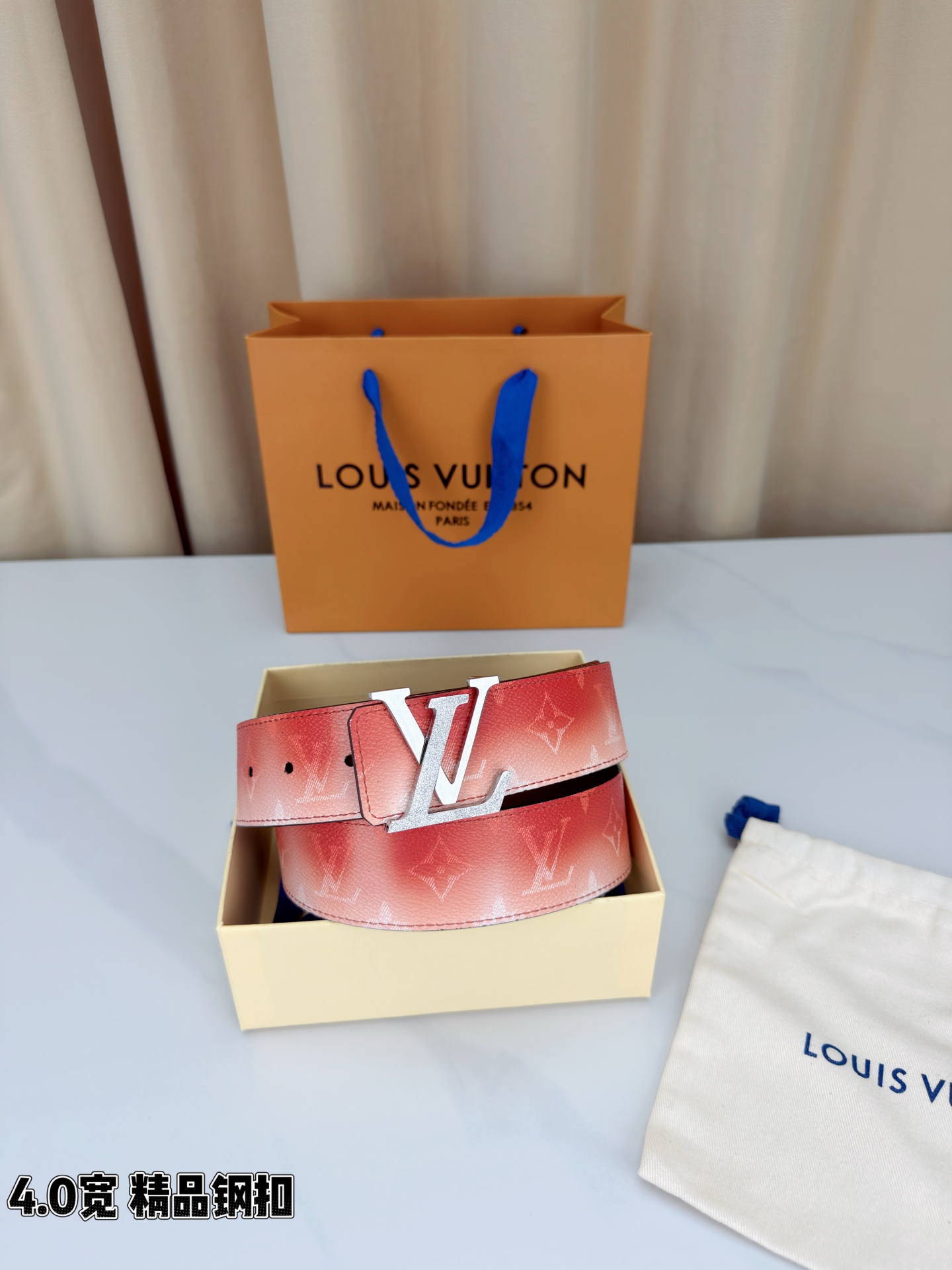 LV 4.0宽 Initiales Monogram Pigment 双面腰带以褪色笔触重绘备受喜爱的经