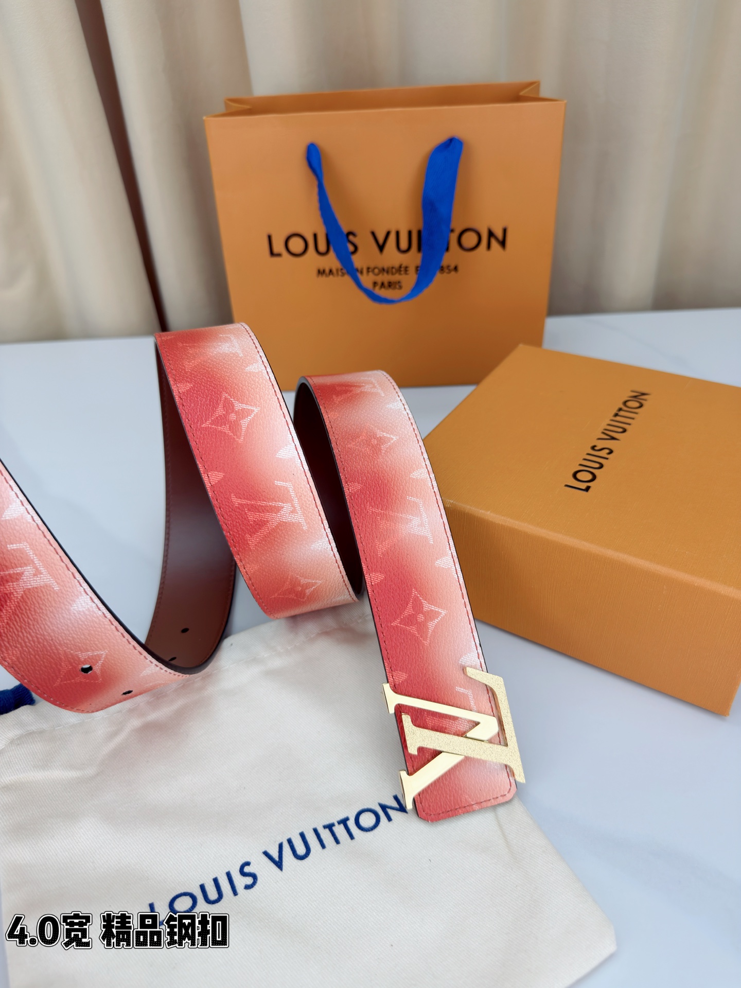LV 4.0宽 Initiales Monogram Pigment 双面腰带以褪色笔触重绘备受喜爱的经