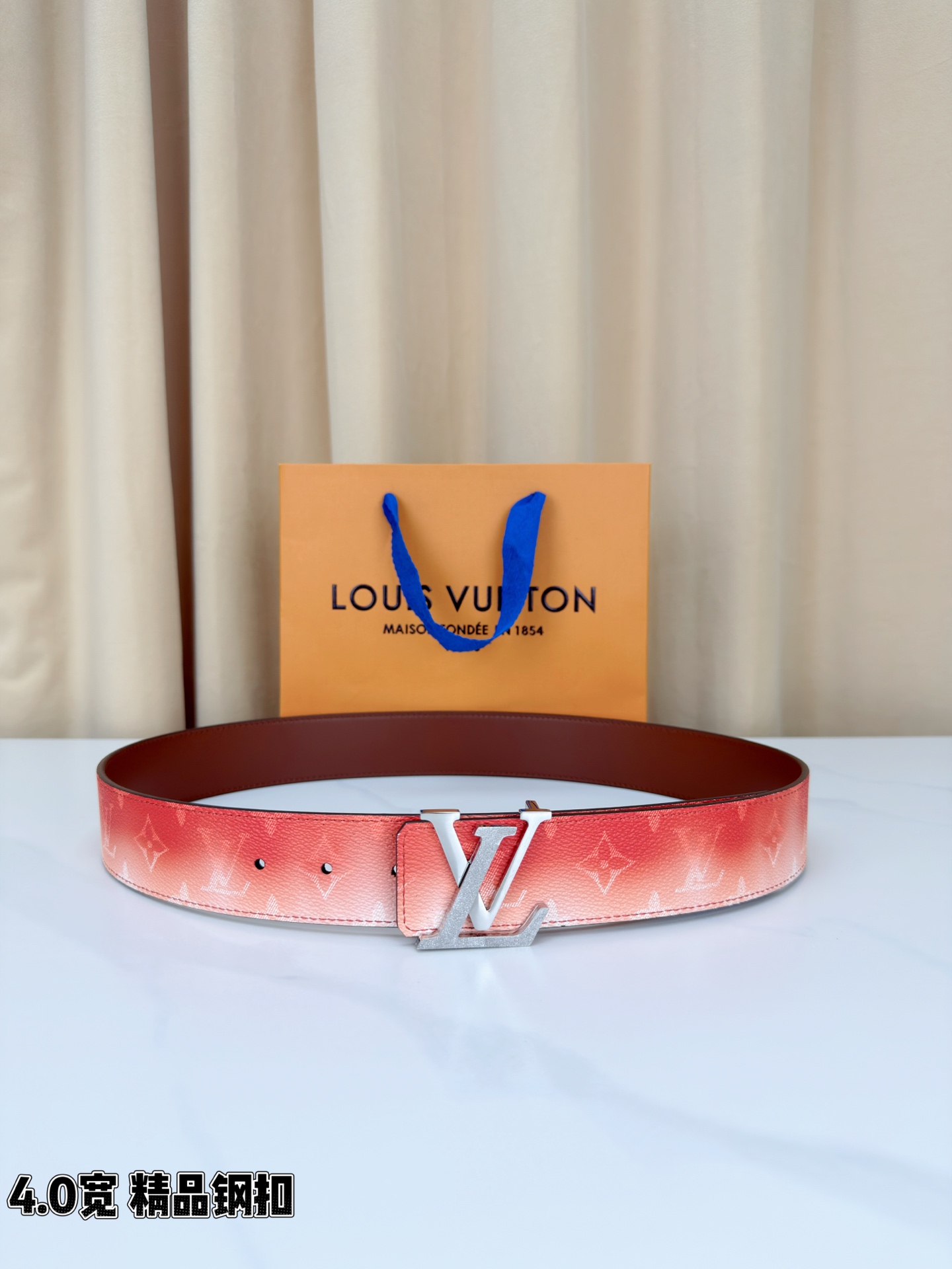 LV 4.0宽 Initiales Monogram Pigment 双面腰带以褪色笔触重绘备受喜爱的经