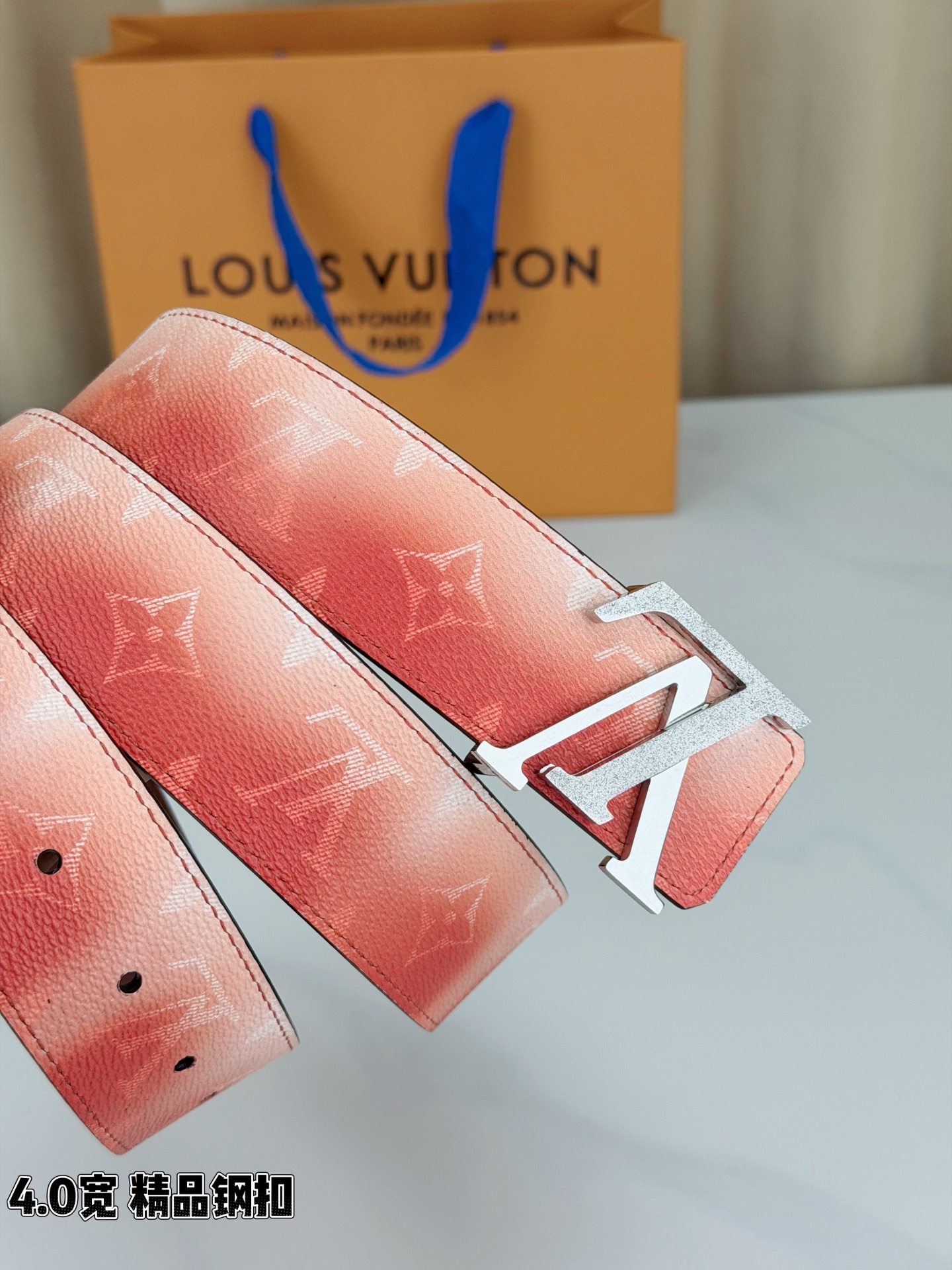 LV 4.0宽 Initiales Monogram Pigment 双面腰带以褪色笔触重绘备受喜爱的经