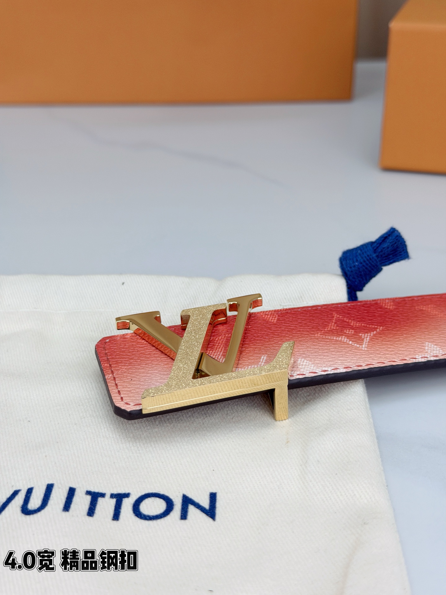 LV 4.0宽 Initiales Monogram Pigment 双面腰带以褪色笔触重绘备受喜爱的经