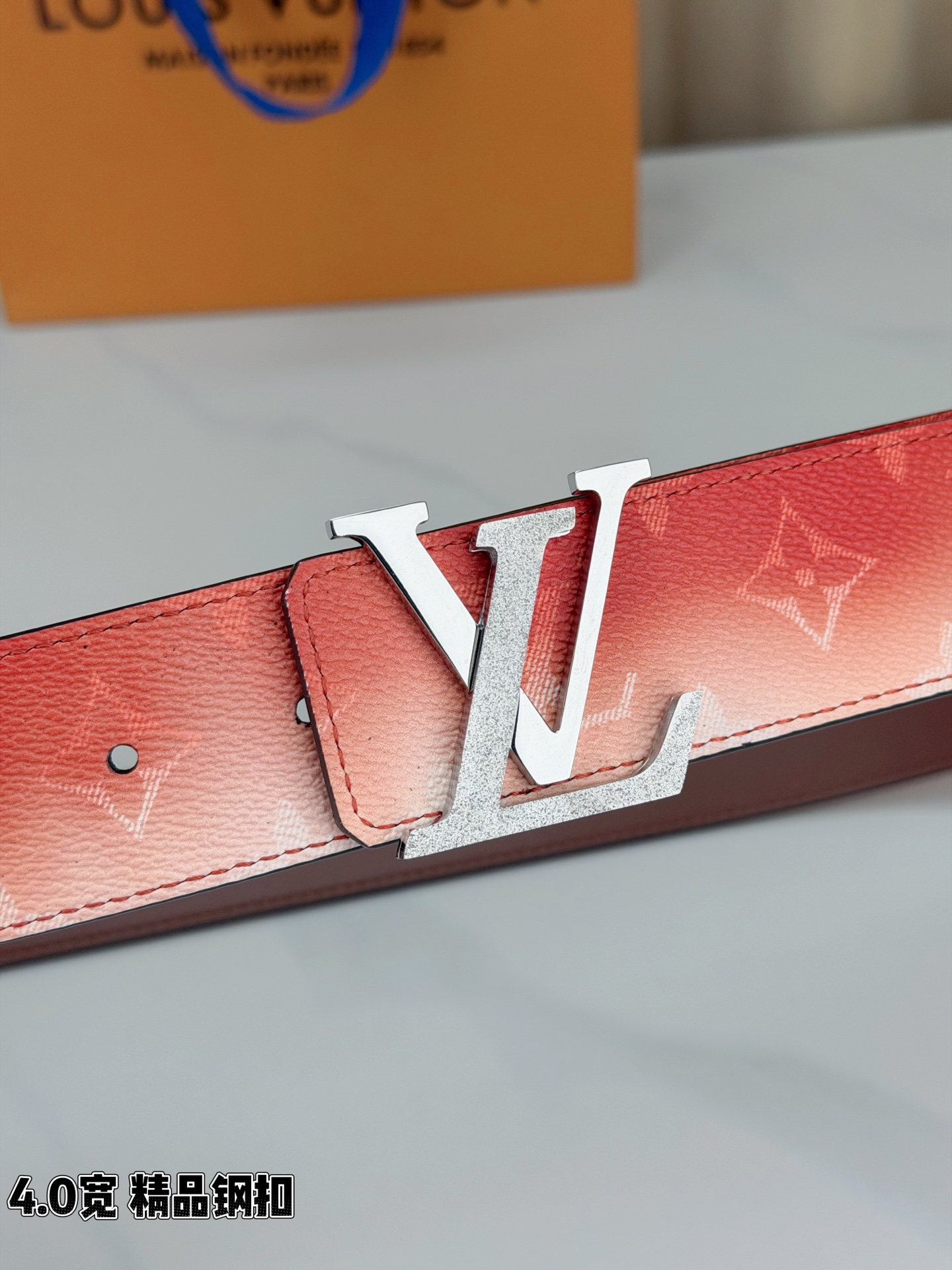 LV 4.0宽 Initiales Monogram Pigment 双面腰带以褪色笔触重绘备受喜爱的经