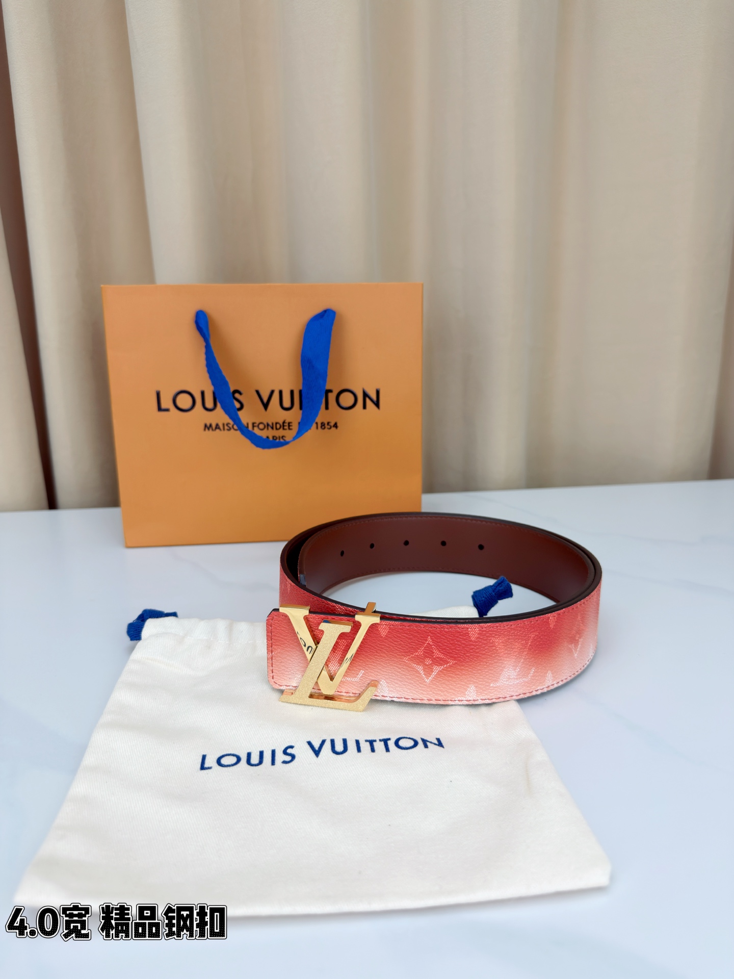 LV 4.0宽 Initiales Monogram Pigment 双面腰带以褪色笔触重绘备受喜爱的经