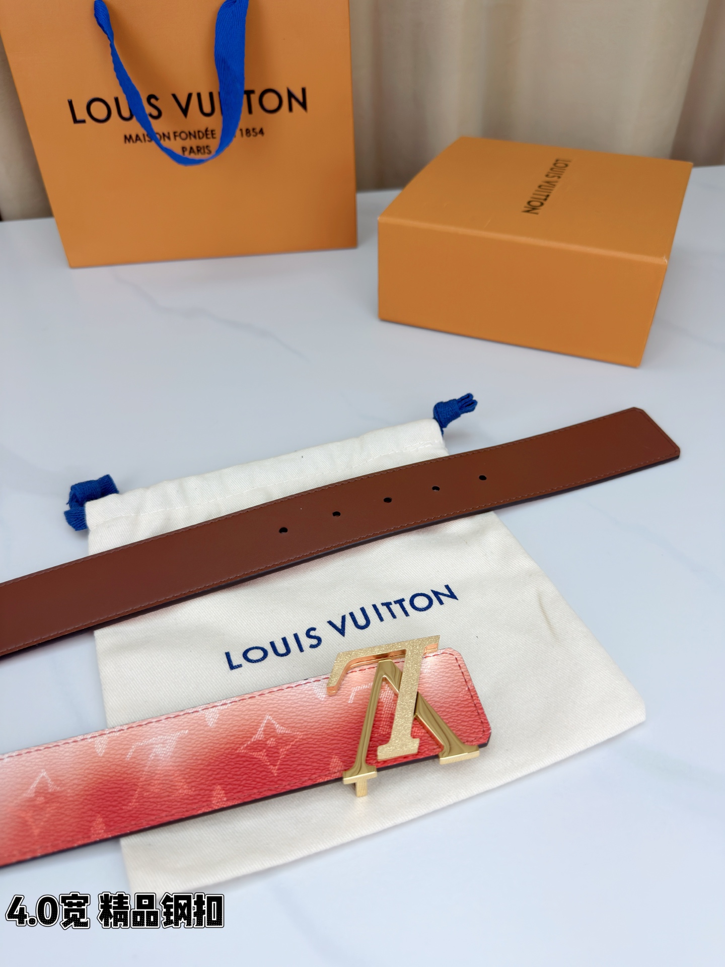 LV 4.0宽 Initiales Monogram Pigment 双面腰带以褪色笔触重绘备受喜爱的经